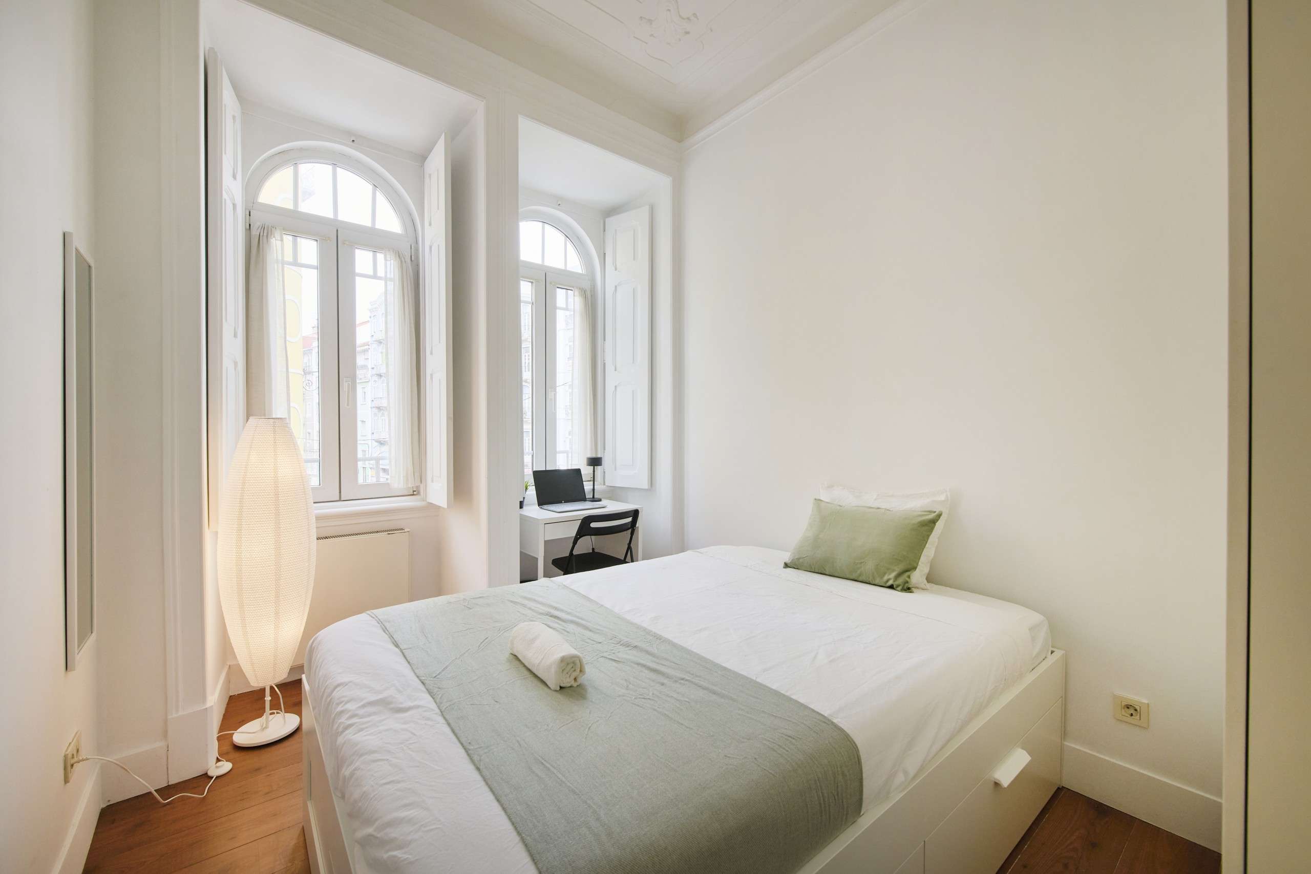 Functional Double Room 5 with Desk em Arroios e Penha de França, lisboa – foto 4 de 13