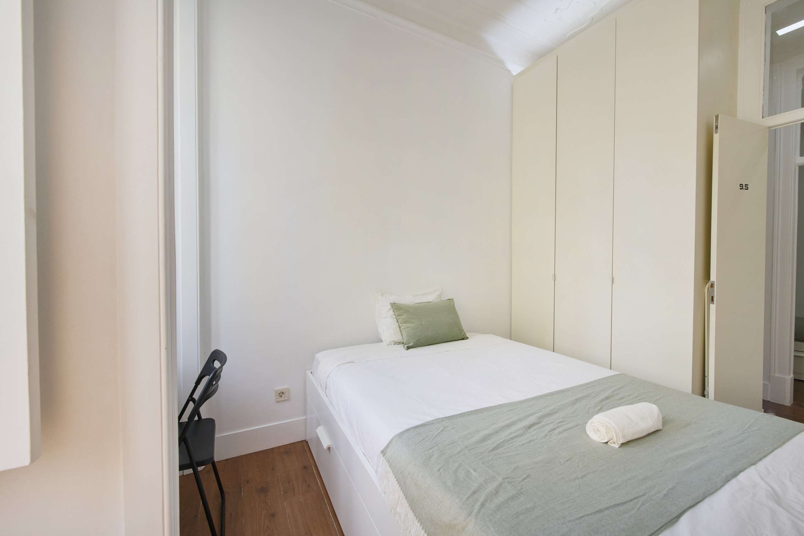 Functional Double Room 5 with Desk em Arroios e Penha de França, lisboa – foto 3 de 13