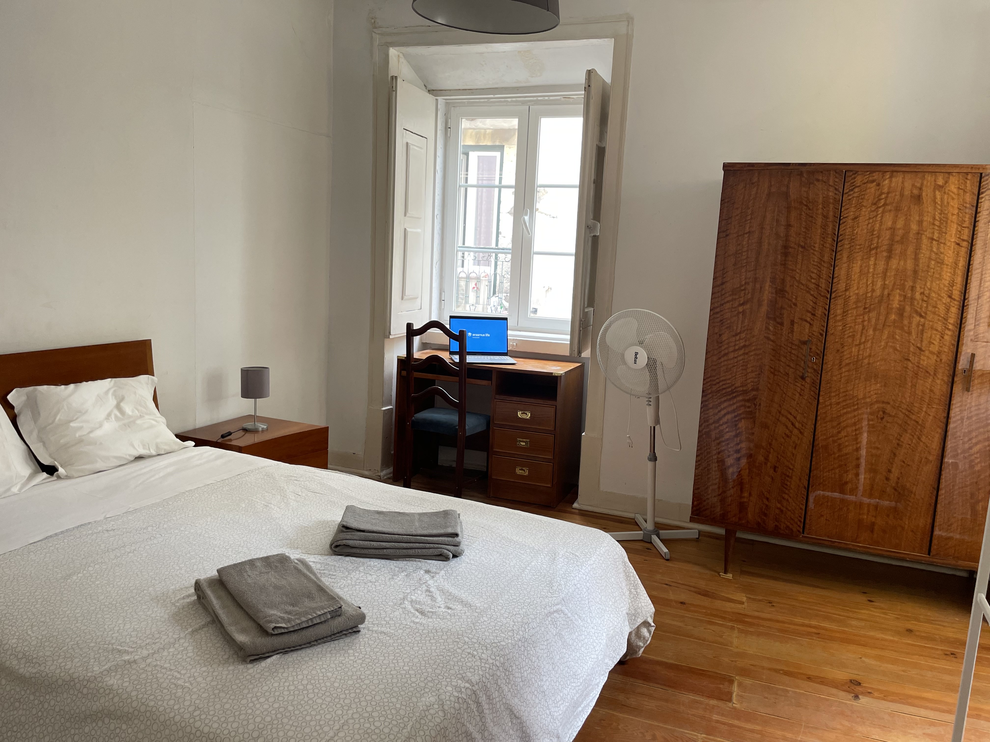 Sunny Double Room 2 & Workstation in Bairro Alto, lisboa – photo 5 of 23