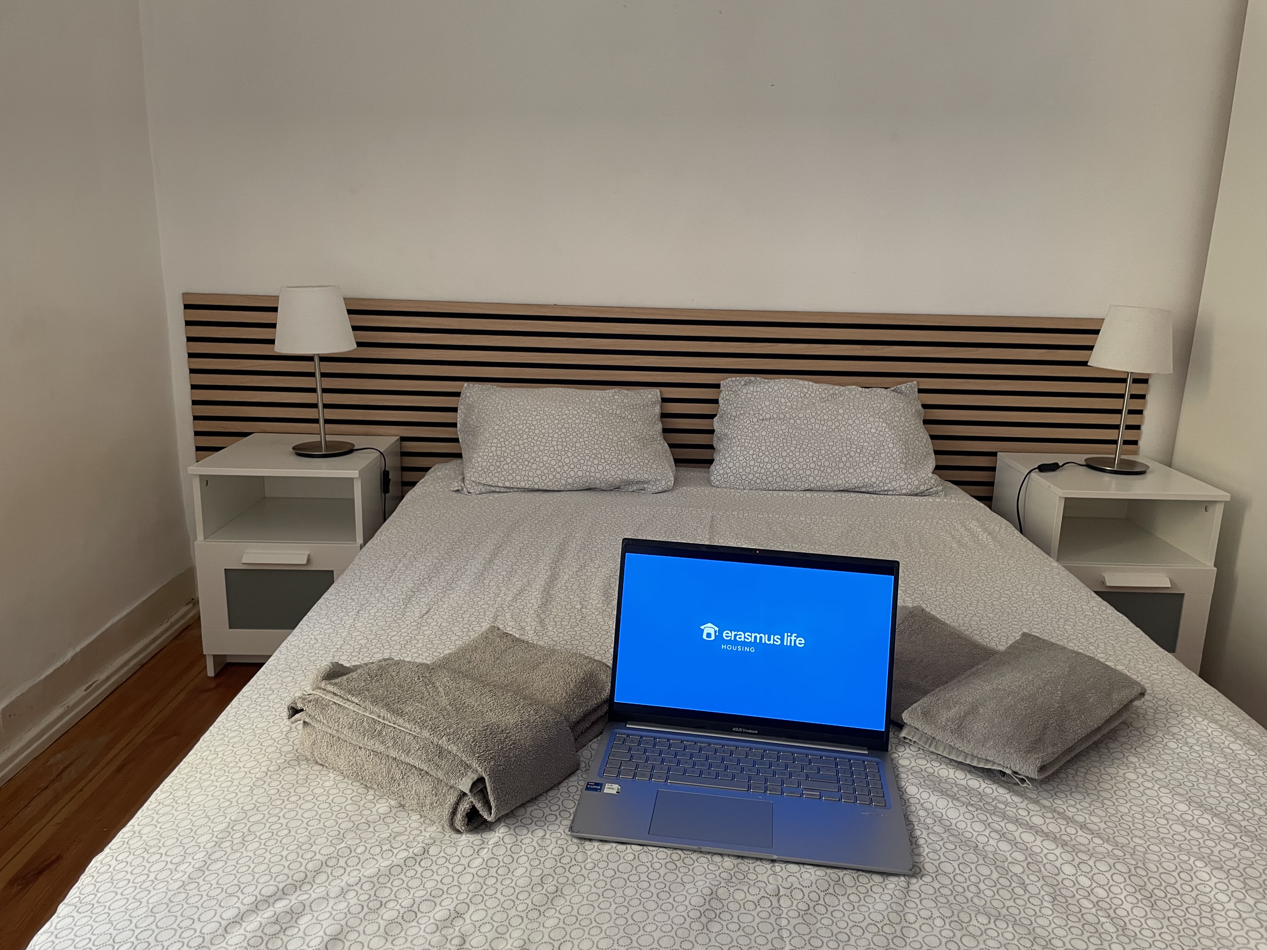 Bright Double Room 3 with Desk & Wardrobe in Bairro Alto, lisboa – photo 4 of 23
