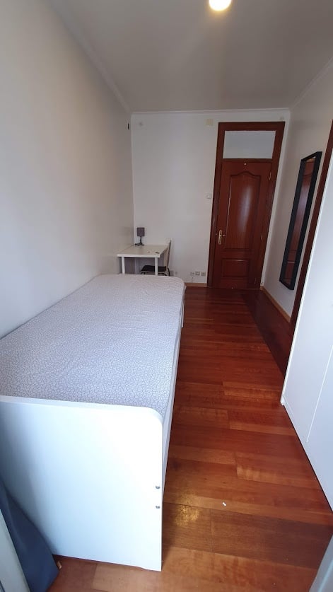 Cozy Room 2 with Desk & Warm Lighting em Anjos, lisboa – foto 1 de 10
