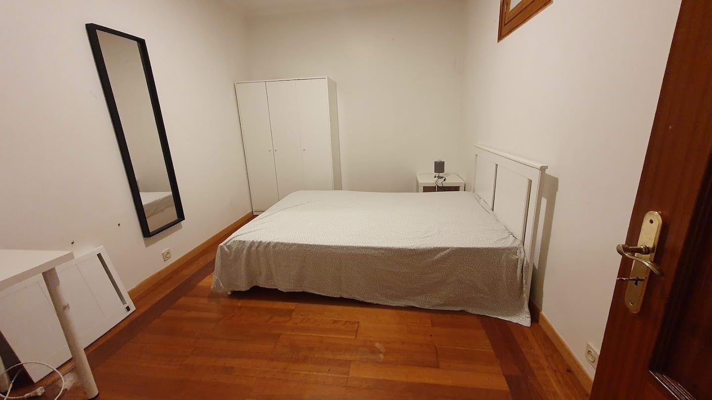 Stylish Double Room 4 with Wardrobe & Desk em Anjos, lisboa – foto 2 de 10