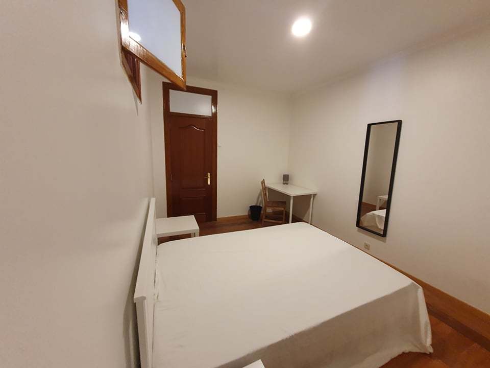 Stylish Double Room 4 with Wardrobe & Desk em lisboa – foto 1 de 3
