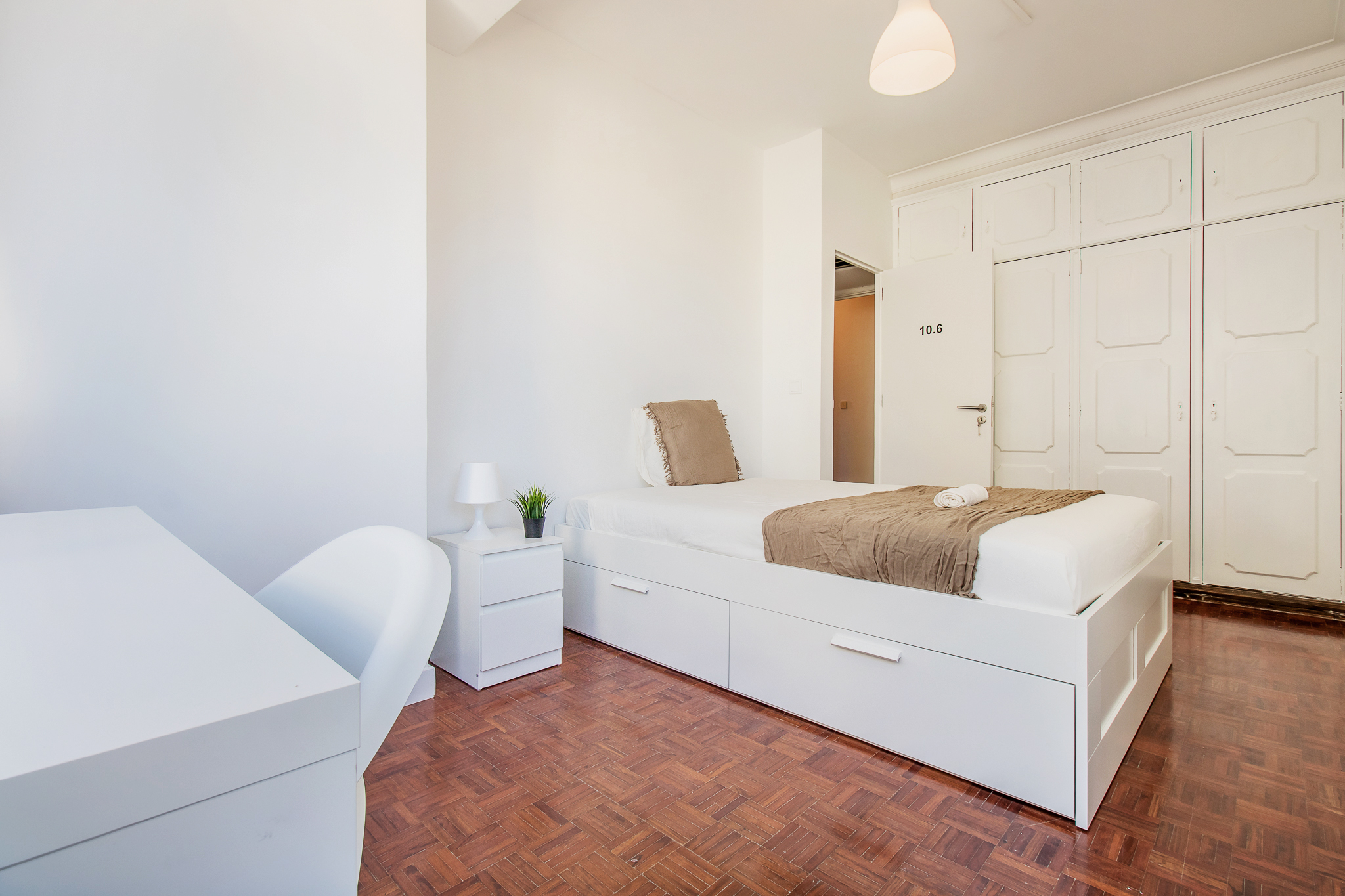 Bright Double Room 6 with Desk & Window em São Domingos de Benfica, lisboa – foto 2 de 12