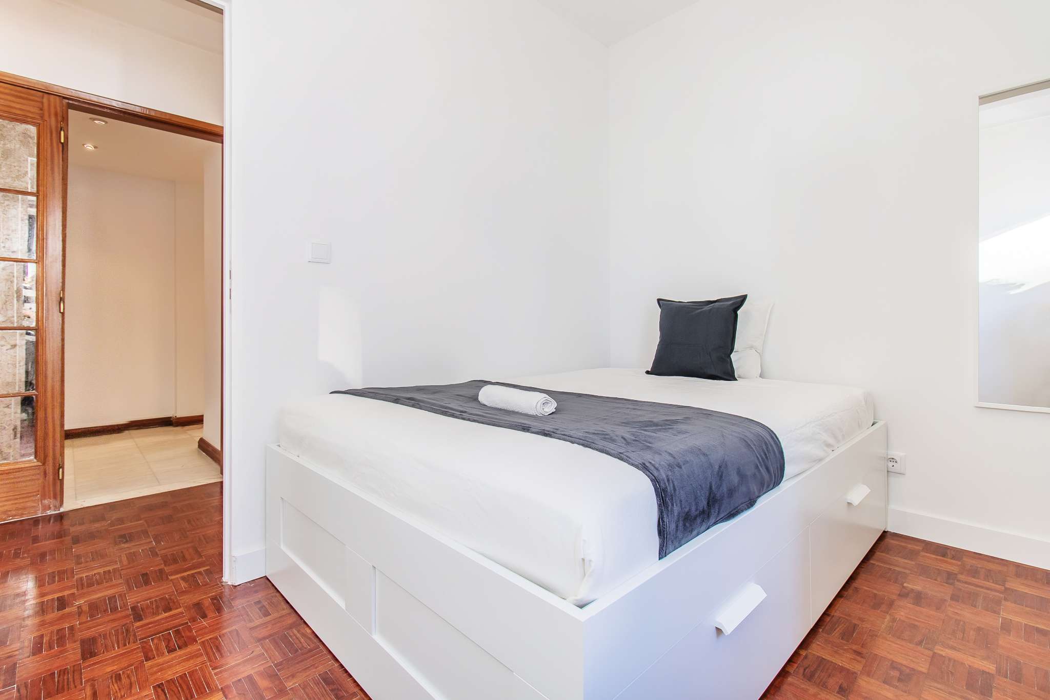 Room 5 with Wardrobe & Work Area em lisboa – foto 1 de 3