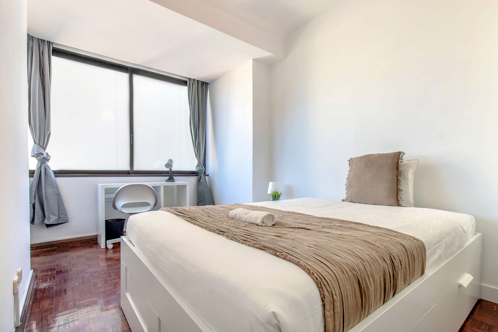 Bright Double Room 6 with Desk & Window em lisboa – foto 1 de 3