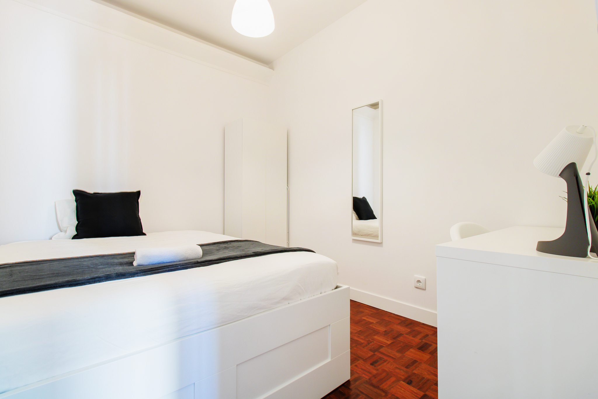 Productive Room 1 with Desk & Wardrobe em São Domingos de Benfica, lisboa – foto 3 de 12