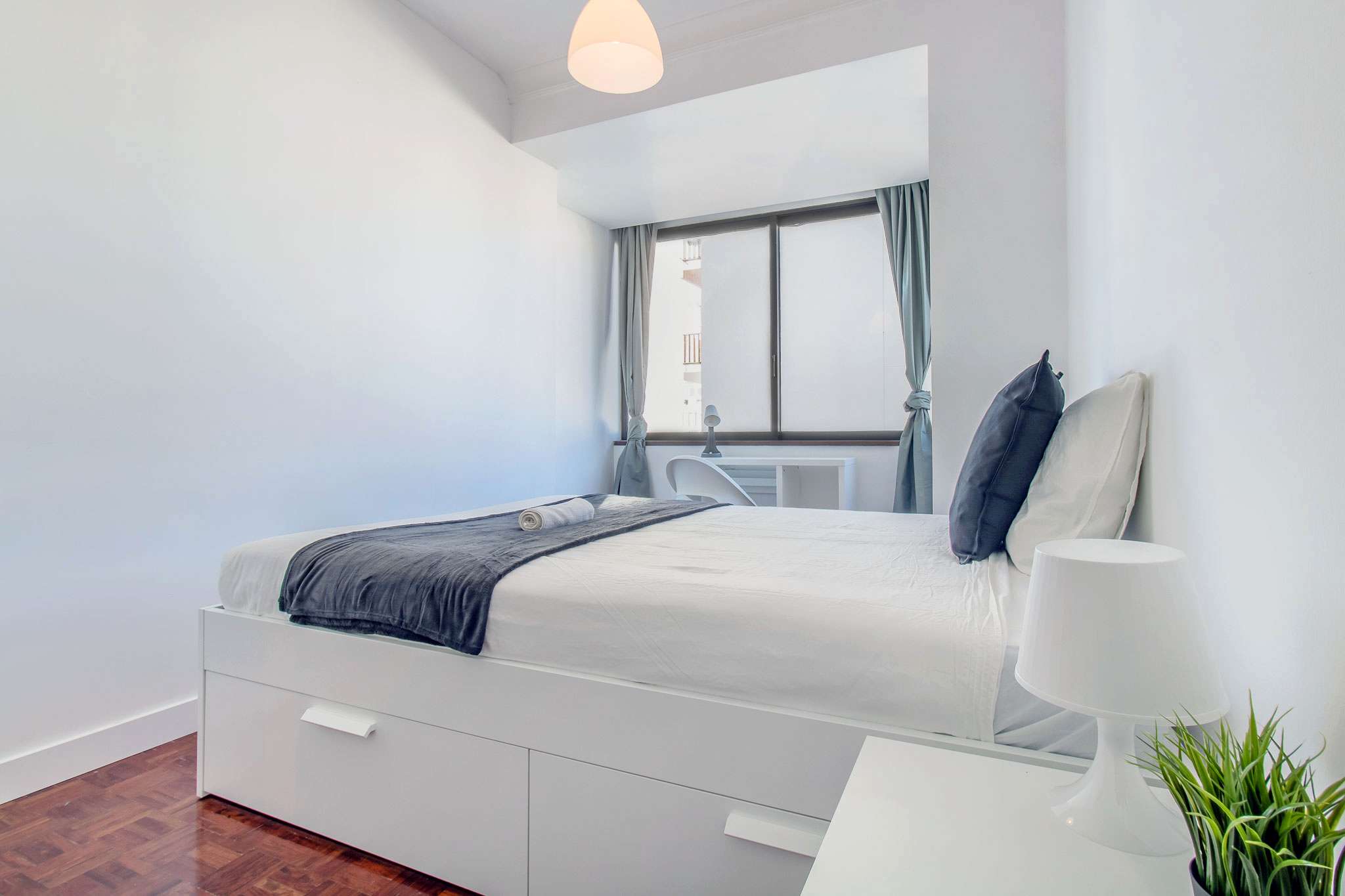 Well-lit Double Room 7 for Study em lisboa – foto 1 de 3