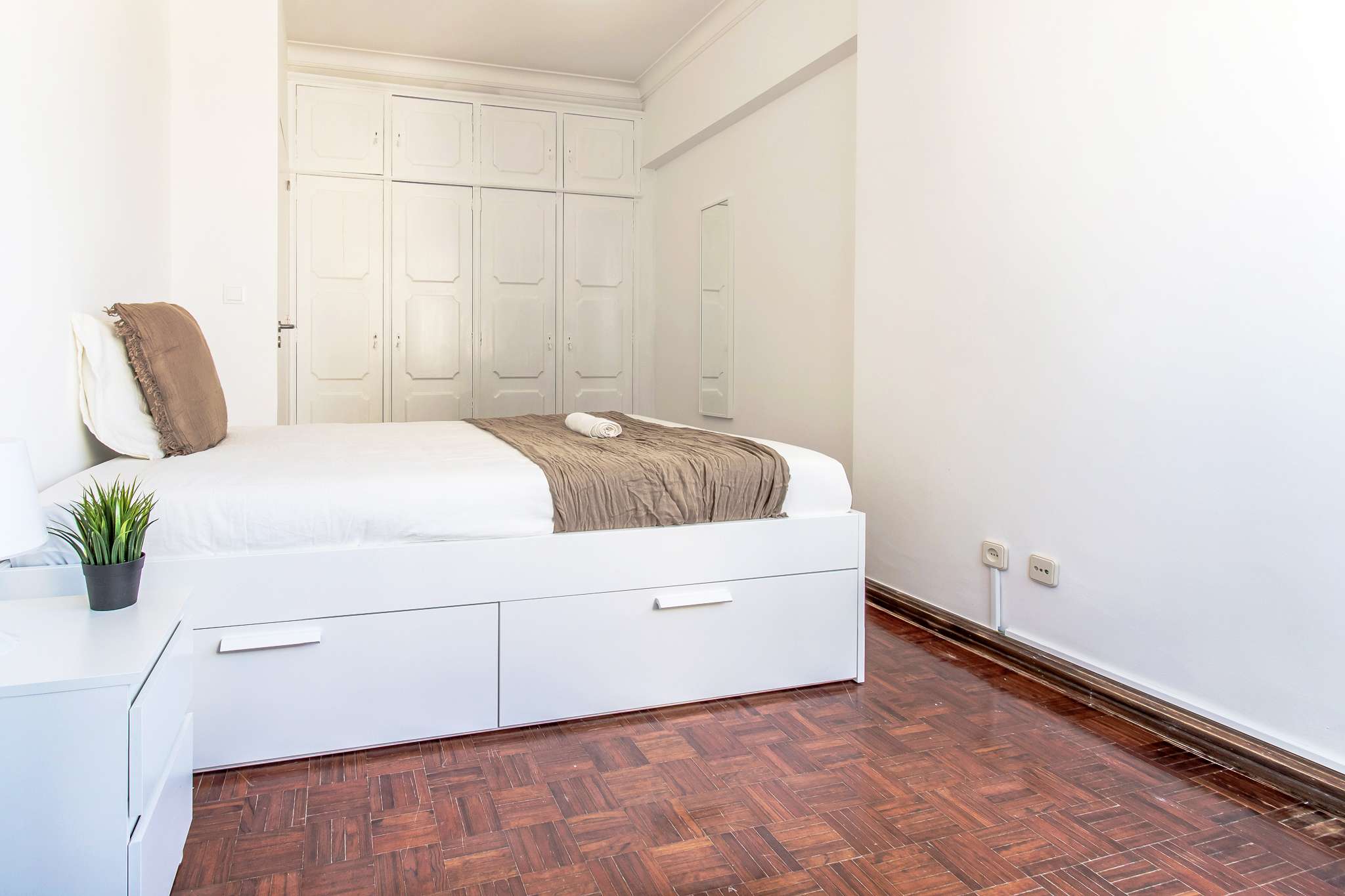 Bright Double Room 6 with Desk & Window em São Domingos de Benfica, lisboa – foto 3 de 12