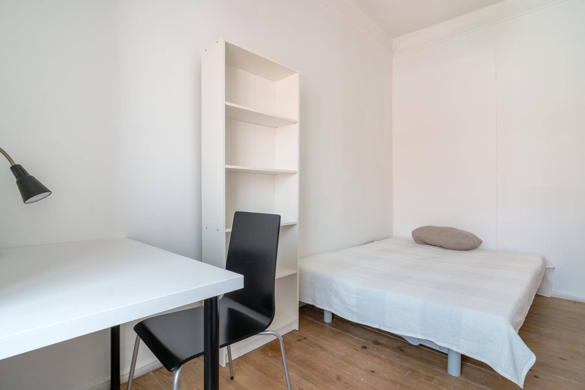Double Room 3 with Warm Style & Natural Light em Penha de França, lisboa – foto 2 de 14