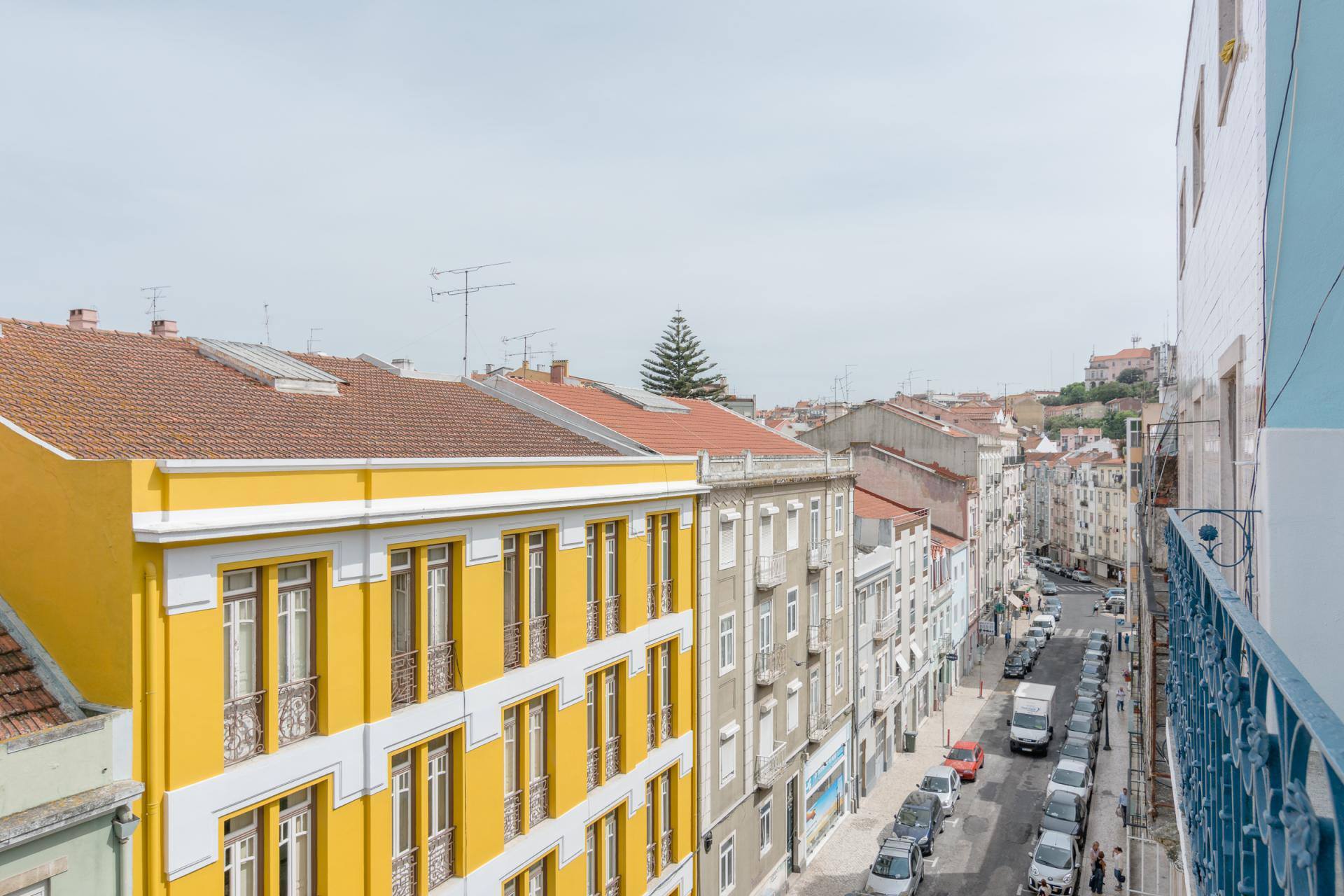 Light-Filled Double Room 7 with Balcony Access em Penha de França, lisboa – foto 3 de 14