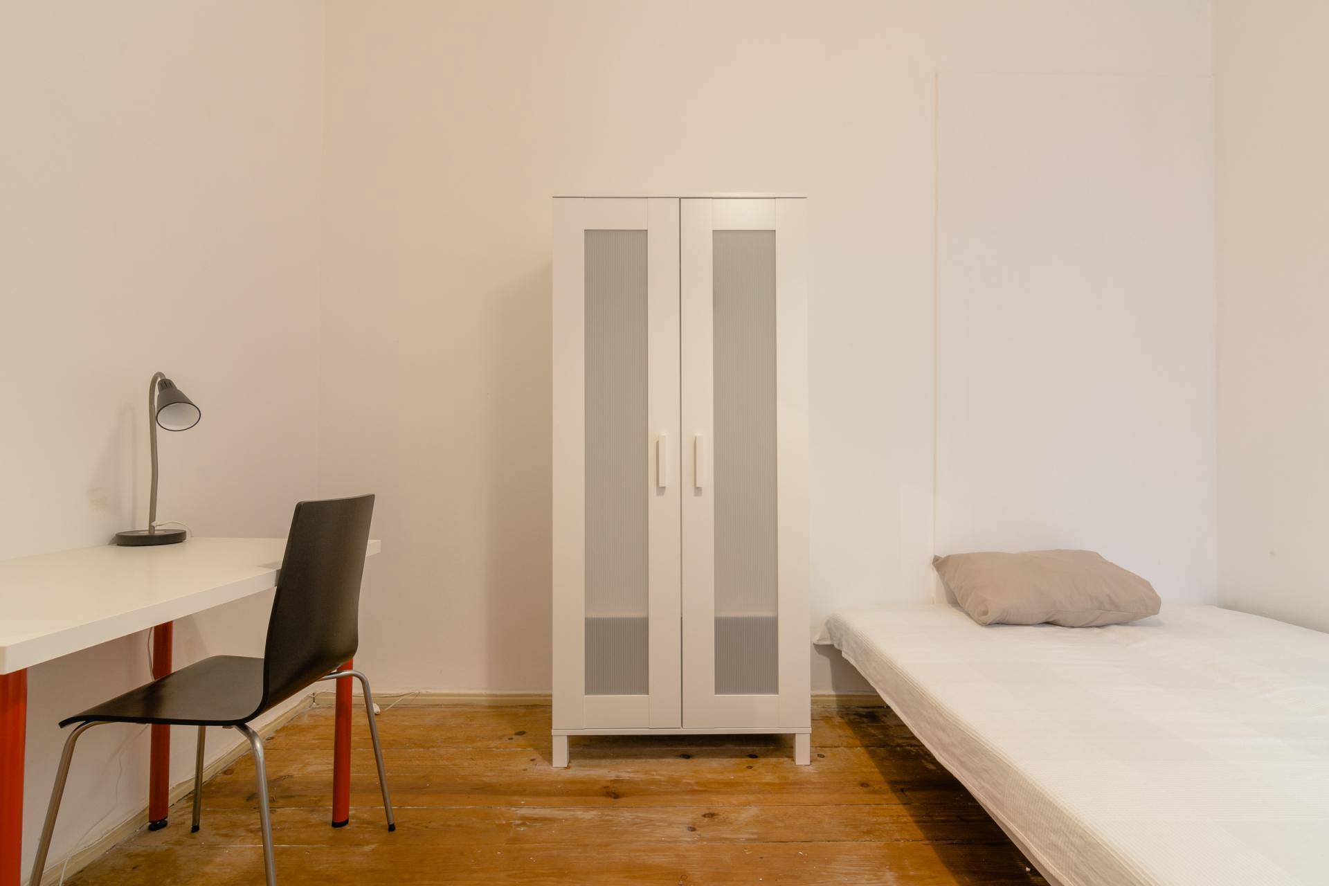Light-Filled Double Room 4 with Furnishing em Penha de França, lisboa – foto 4 de 15