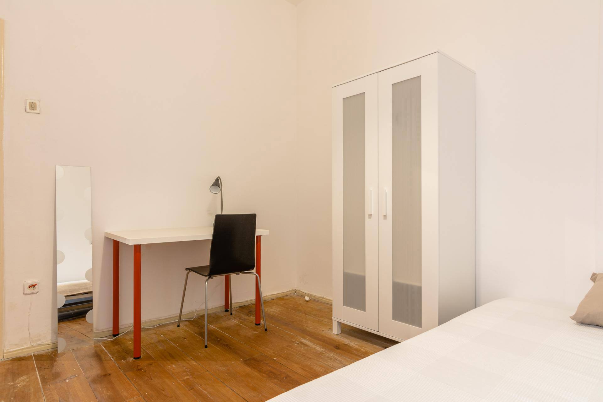 Light-Filled Double Room 4 with Furnishing em Penha de França, lisboa – foto 2 de 15