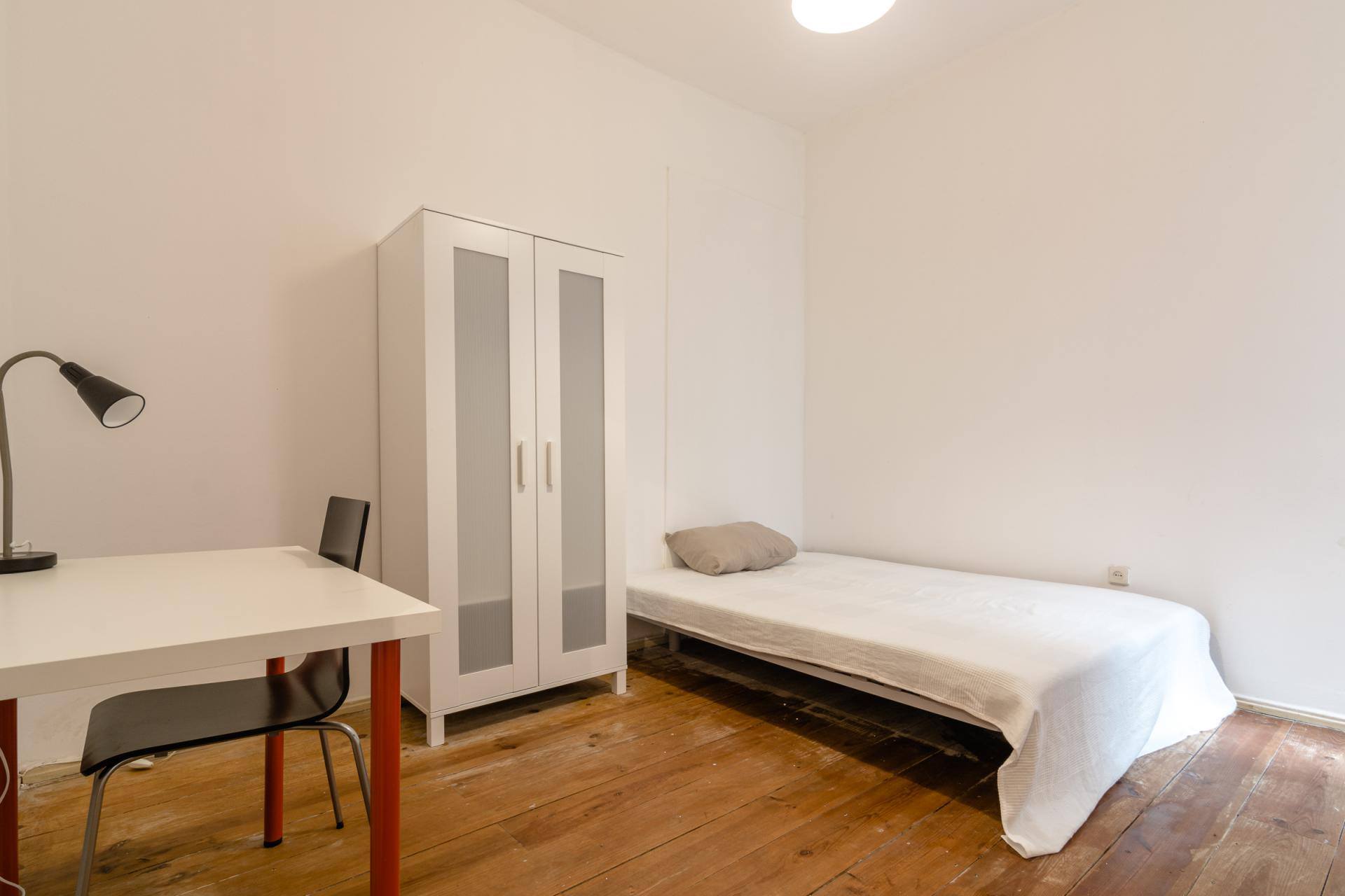Light-Filled Double Room 4 with Furnishing em Penha de França, lisboa – foto 3 de 15