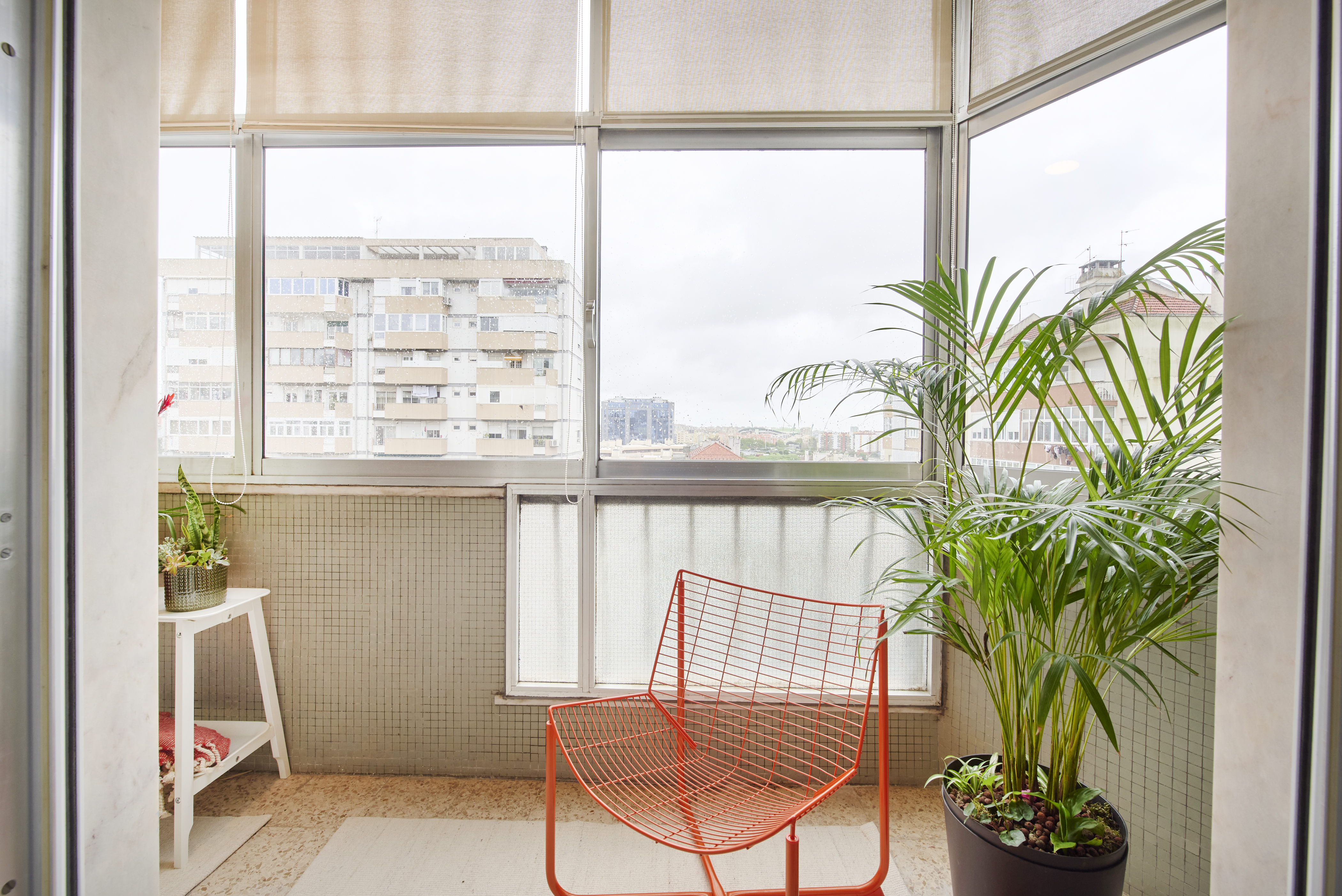 Large bedroom with access to a balcony near the Alto dos Moinhos subway station in São Domingos de Benfica, lisboa – photo 4 of 18