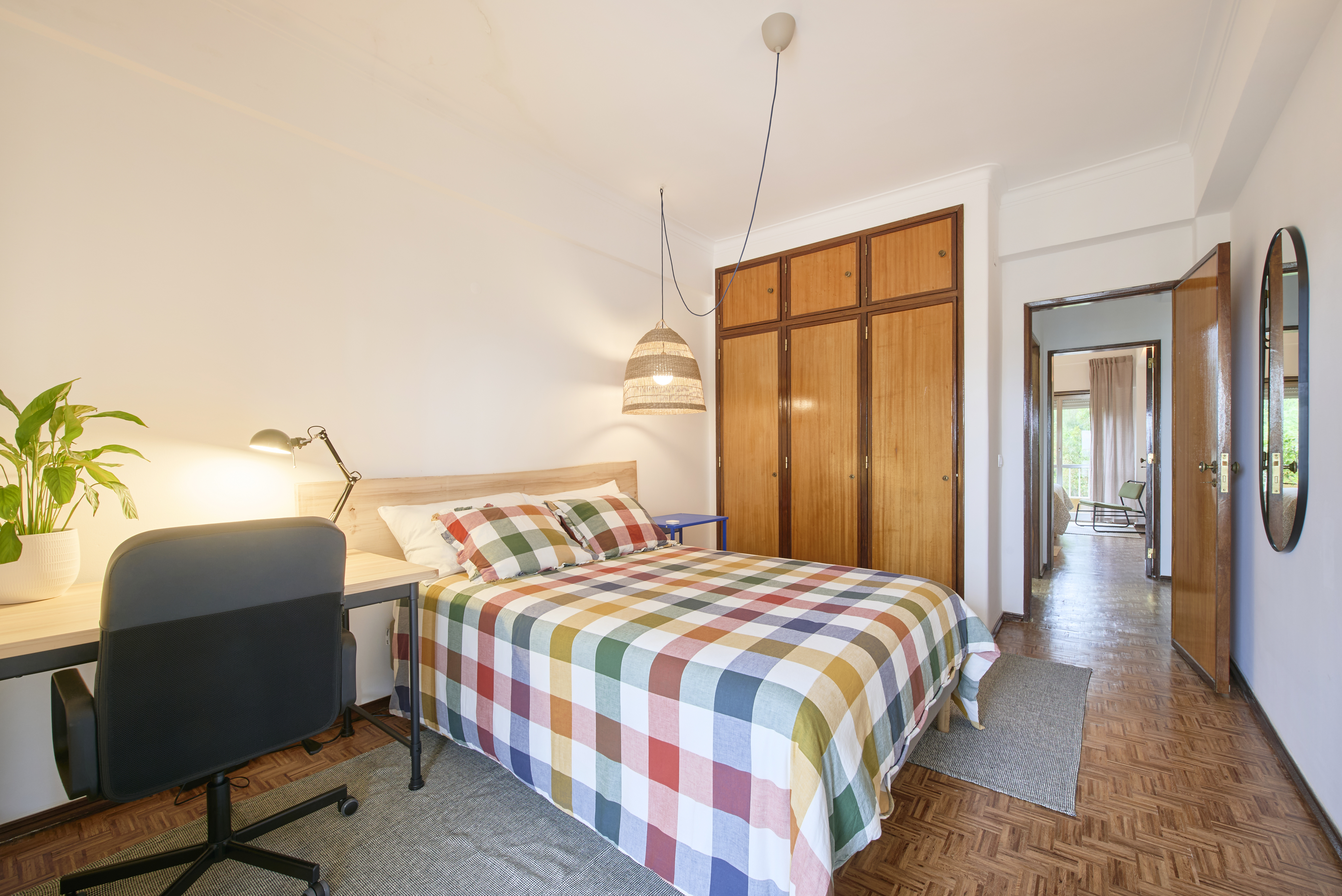 Large bedroom with access to a balcony near the Alto dos Moinhos subway station in São Domingos de Benfica, lisboa – photo 5 of 18