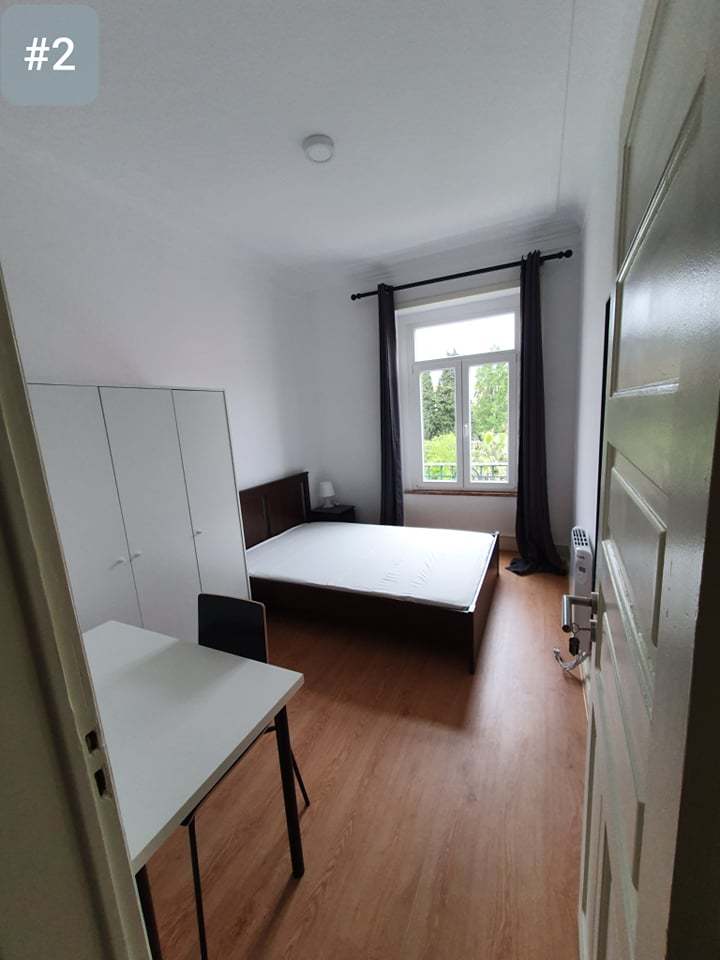 Bright Double Room 2 with Desk & Balcony Access em Areeiro, lisboa – foto 2 de 12
