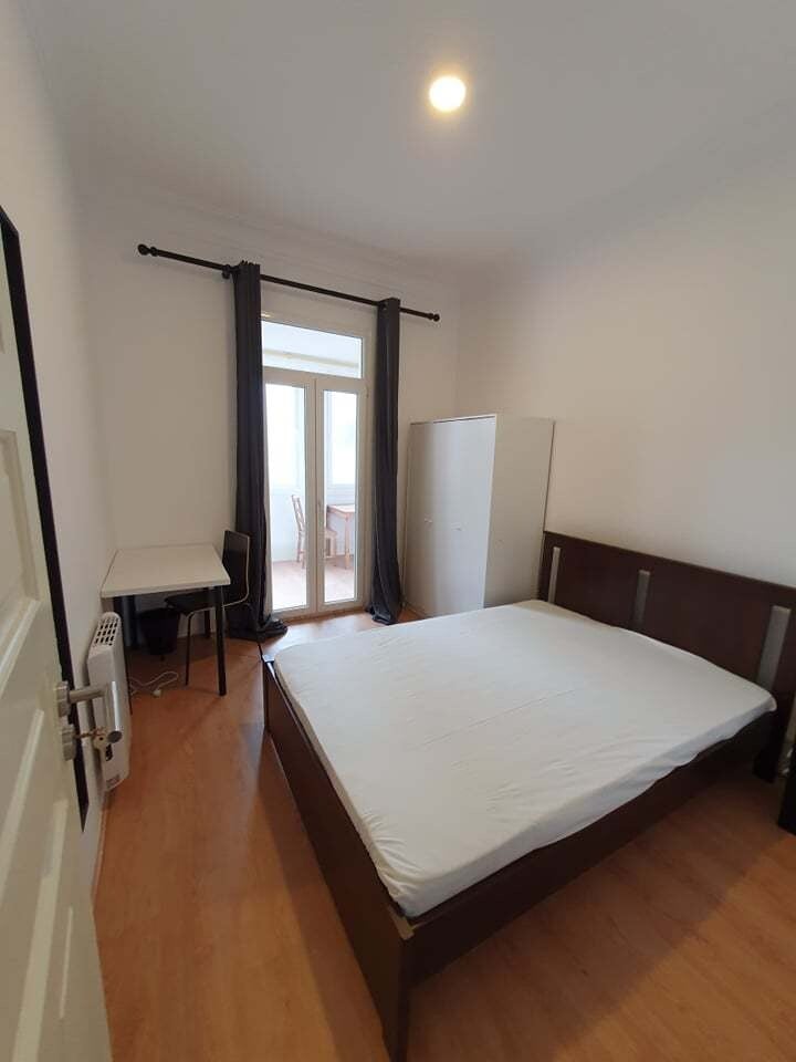 Spacious Double Room 7 with Desk & Balcony Access em Areeiro, lisboa – foto 2 de 12