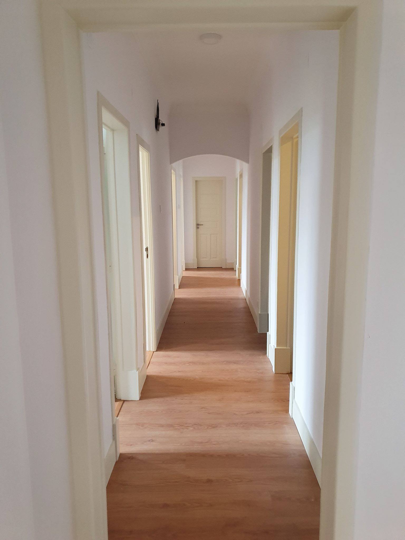 Light-Filled Single Room 3 with Desk & Balcony Access em Areeiro, lisboa – foto 3 de 12