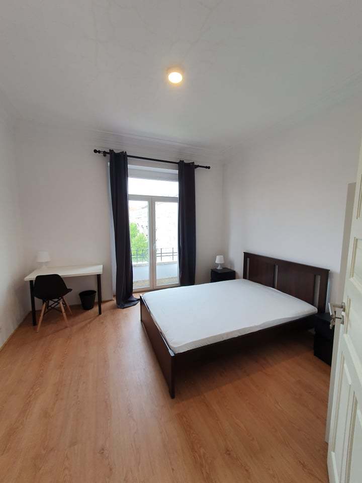 Airy Double Room 5 with Desk & Balcony Access em Areeiro, lisboa – foto 2 de 12