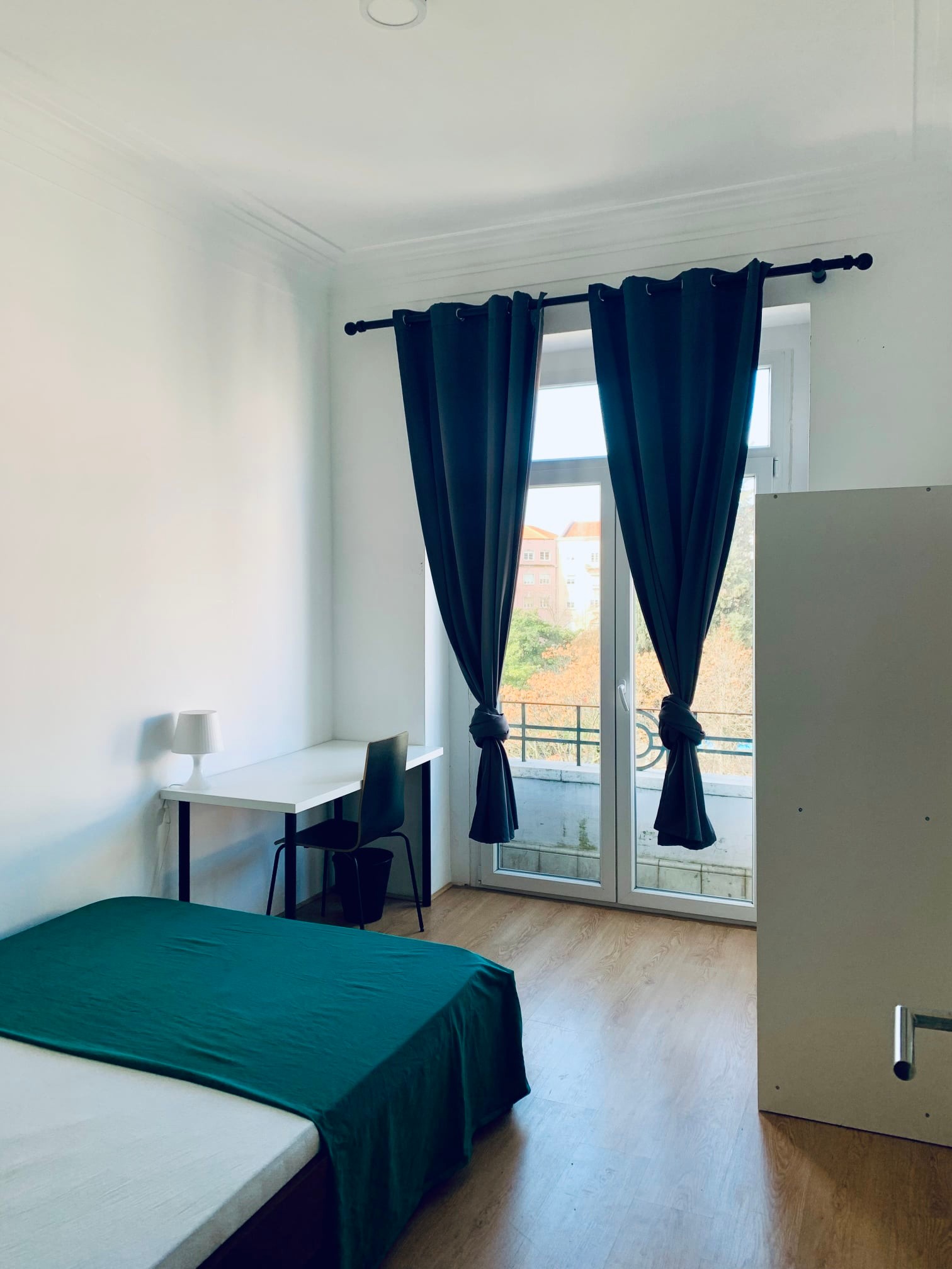 Inviting Double Room 1 with Desk & Balcony Access em Areeiro, lisboa – foto 2 de 12