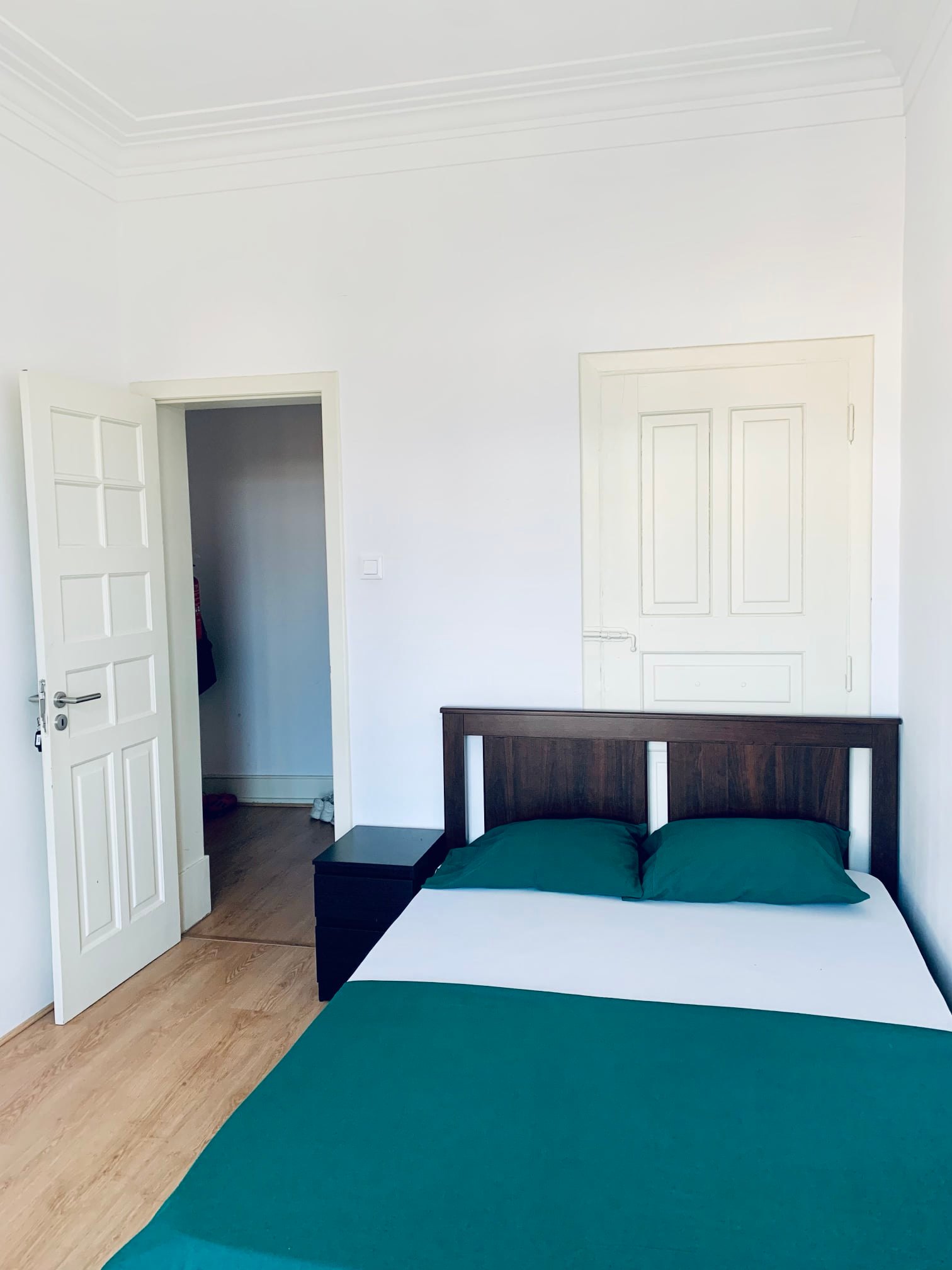 Inviting Double Room 1 with Desk & Balcony Access em lisboa – foto 1 de 3