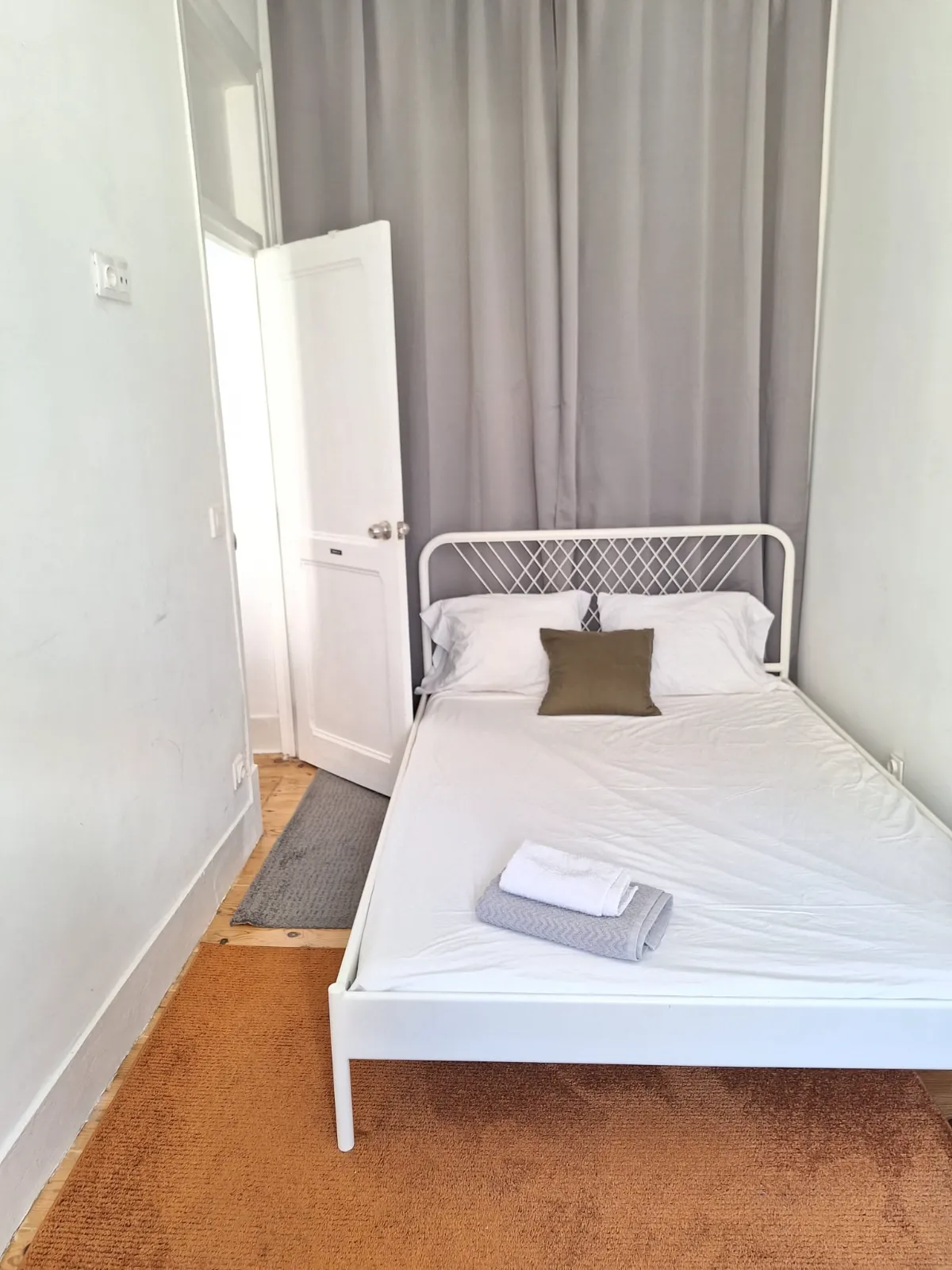 Paris in Wayne’s Flat in Penha de França, lisboa – photo 1 of 1