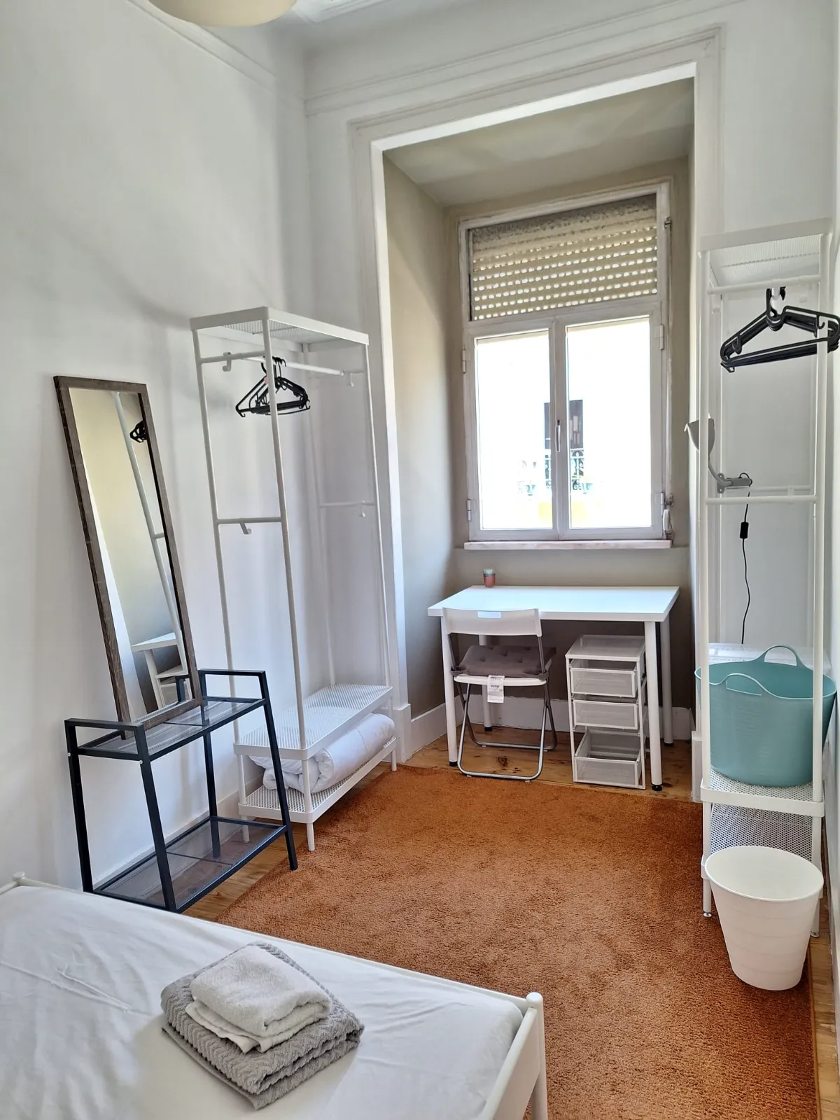 Paris in Wayne’s Flat in Penha de França, lisboa – photo 2 of 21