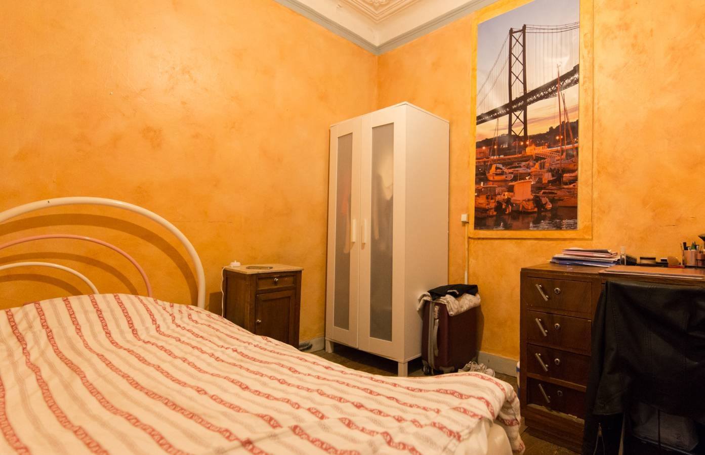 Artistic Room 4 with Creative Vibe in 7-bedroom Apartment em São Sebastião da Pedreira, lisboa – foto 3 de 16