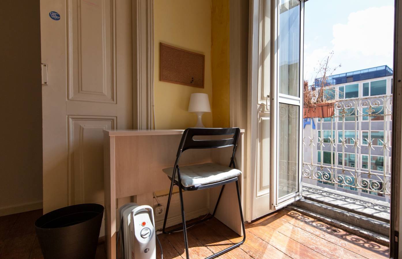 Sunny Single-Bed Room 1 with Balcony in 7-bedroom Student Apartment em São Sebastião da Pedreira, lisboa – foto 2 de 17