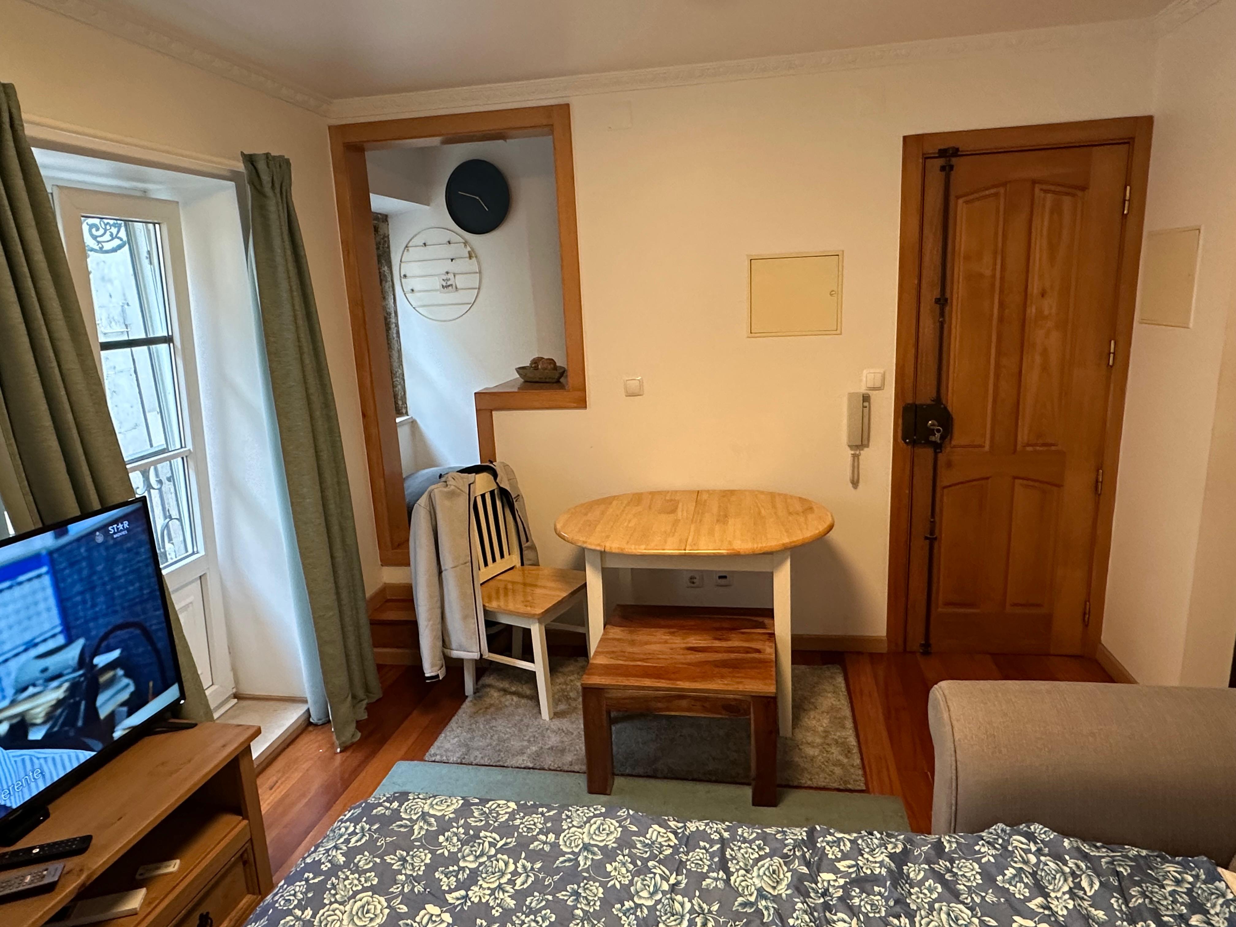 Cozy Bedroom & Living Area em Santa Catarina, lisboa – foto 5 de 26