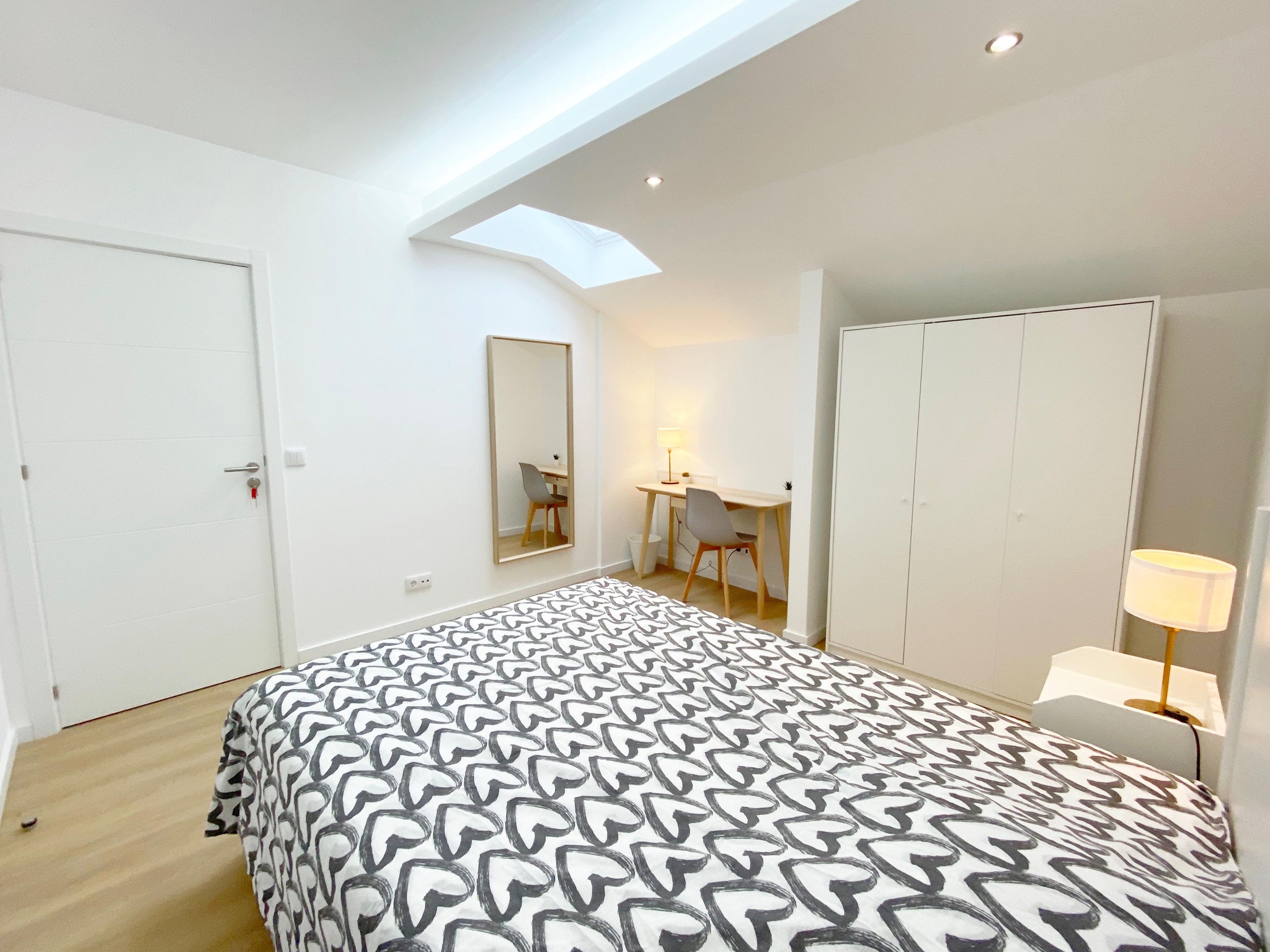Beautiful & Inviting Double-Bed Room 2 in 2-bedroom Shared Apartment em lisboa – foto 1 de 3