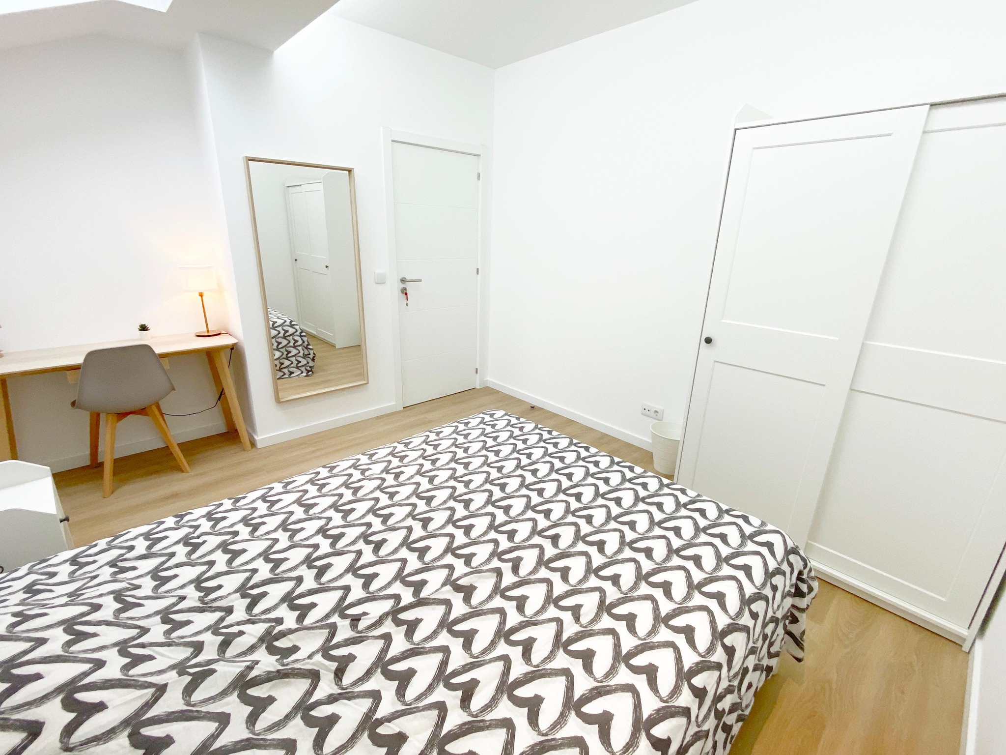 Spacious Private Double-Bed Room 1 in Arroios em São Jorge de Arroios, lisboa – foto 1 de 13