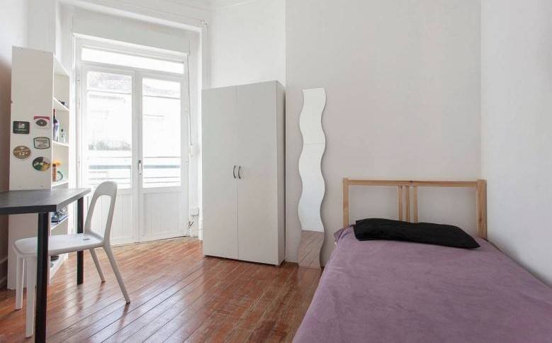 Inviting Single Room 2 with Furnishings em lisboa – foto 1 de 3