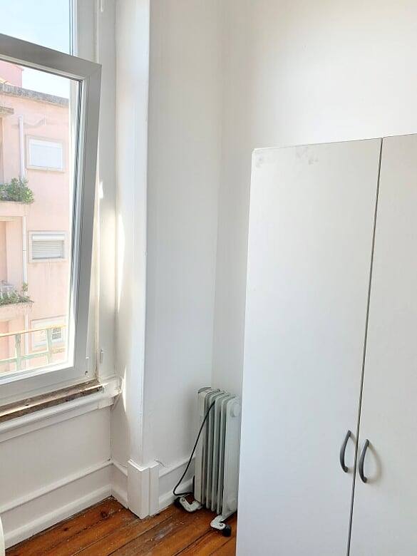 Comfortable Single Room 4 with Wardrobe & Desk em Alto do Pina, lisboa – foto 2 de 9