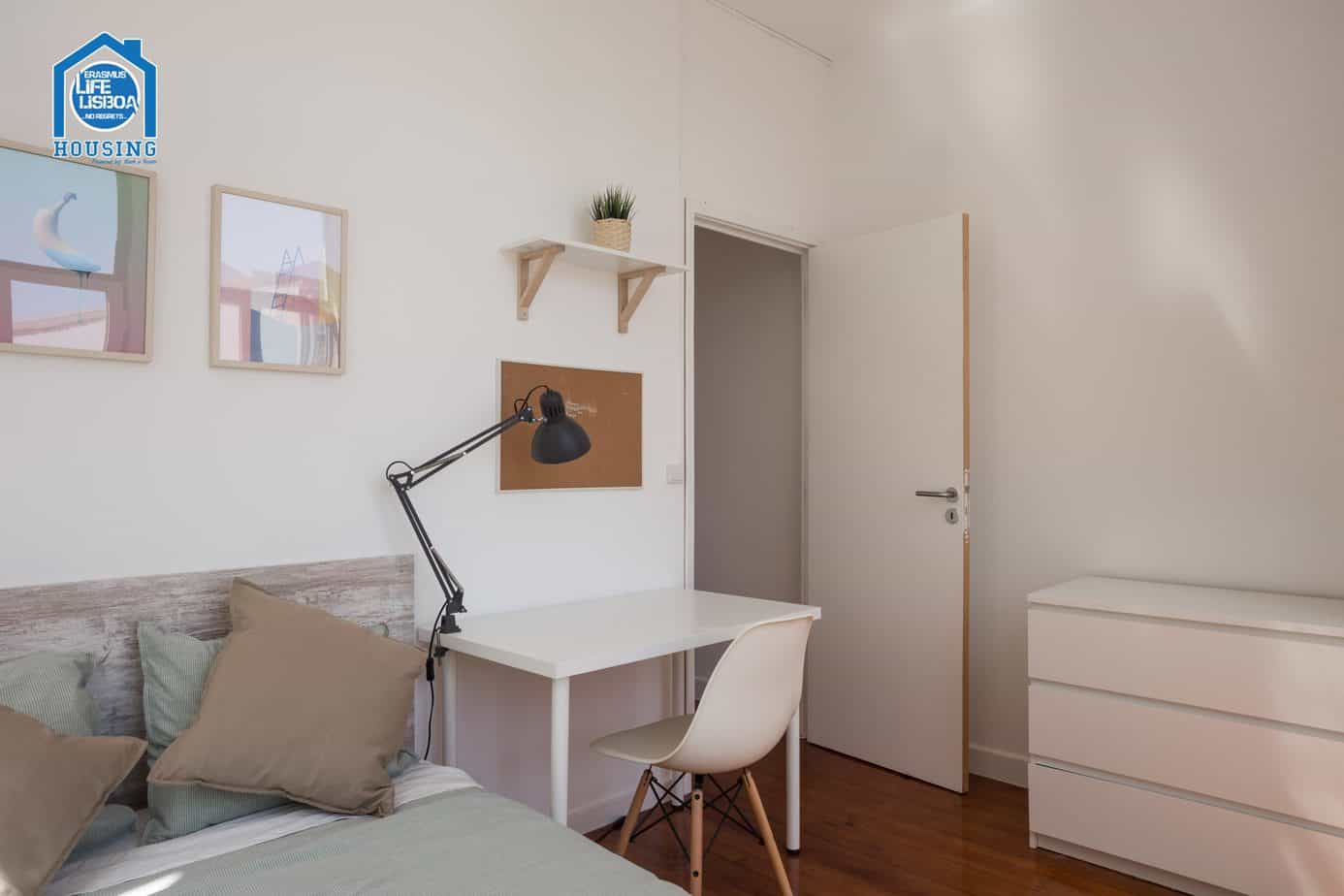 Cheerful Room 8 with Big Window – Santos-o-Velho Student Home em Santos-o-Velho, lisboa – foto 4 de 19