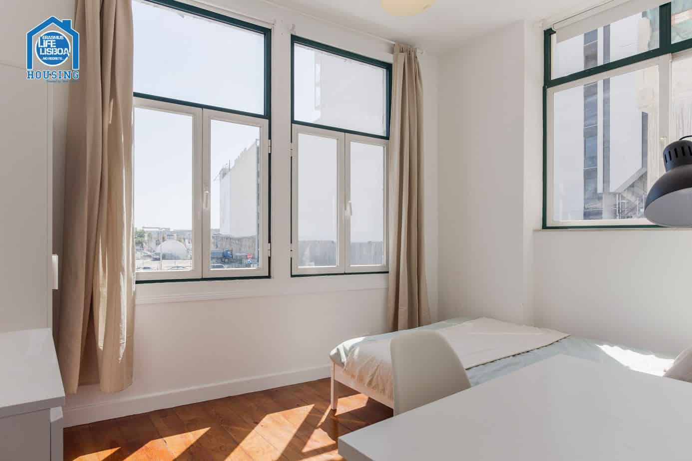 Cheerful Room 8 with Big Window – Santos-o-Velho Student Home em Santos-o-Velho, lisboa – foto 2 de 19