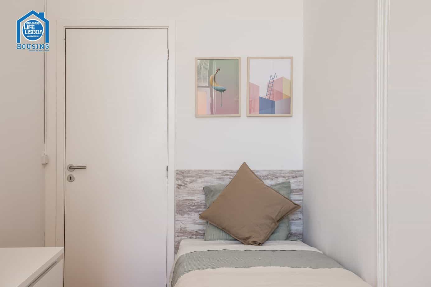 Stylish Study-Ready Room 6 in Santos-o-Velho in Santos-o-Velho, lisboa – photo 3 of 18