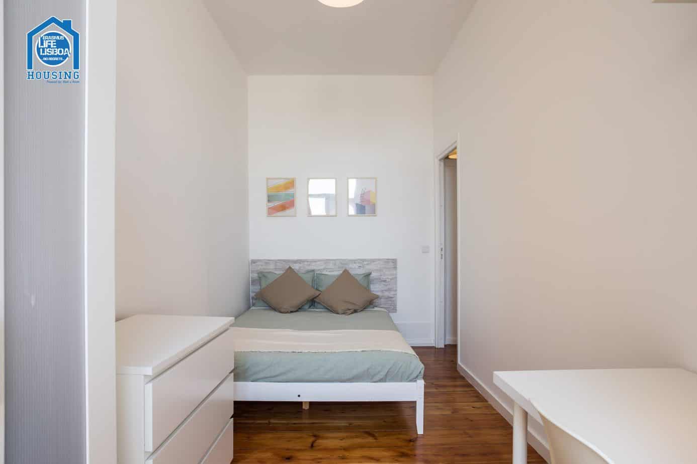 Inviting Room 5 with Natural Light – Santos-o-Velho in Santos-o-Velho, lisboa – photo 2 of 18