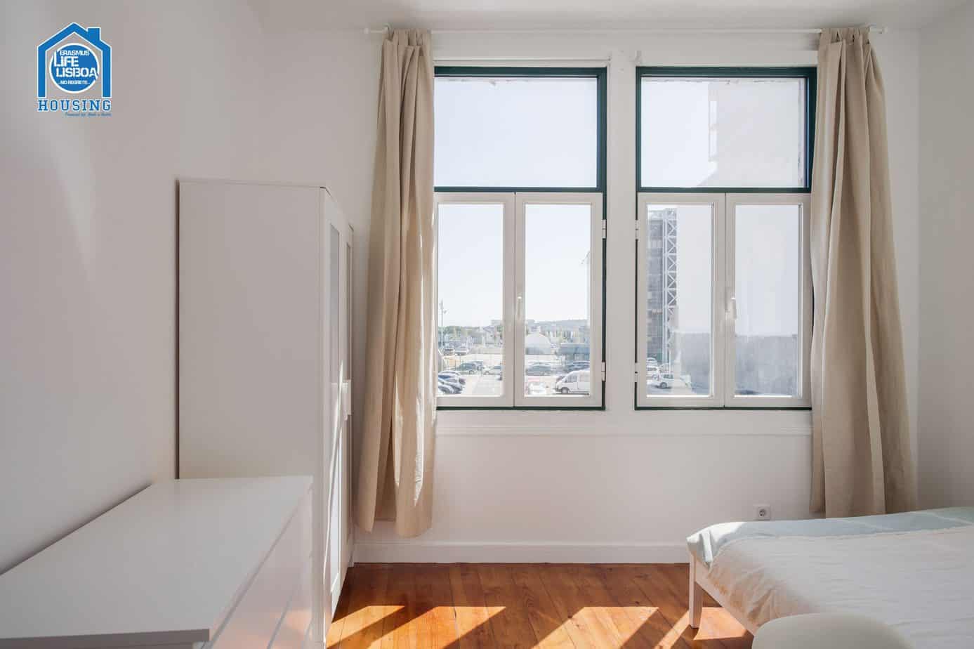 Cheerful Room 8 with Big Window – Santos-o-Velho Student Home em lisboa – foto 1 de 4