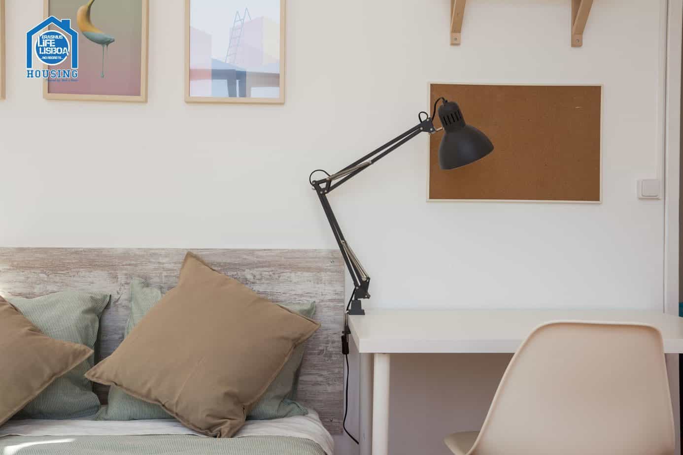 Cheerful Room 8 with Big Window – Santos-o-Velho Student Home em Santos-o-Velho, lisboa – foto 3 de 19