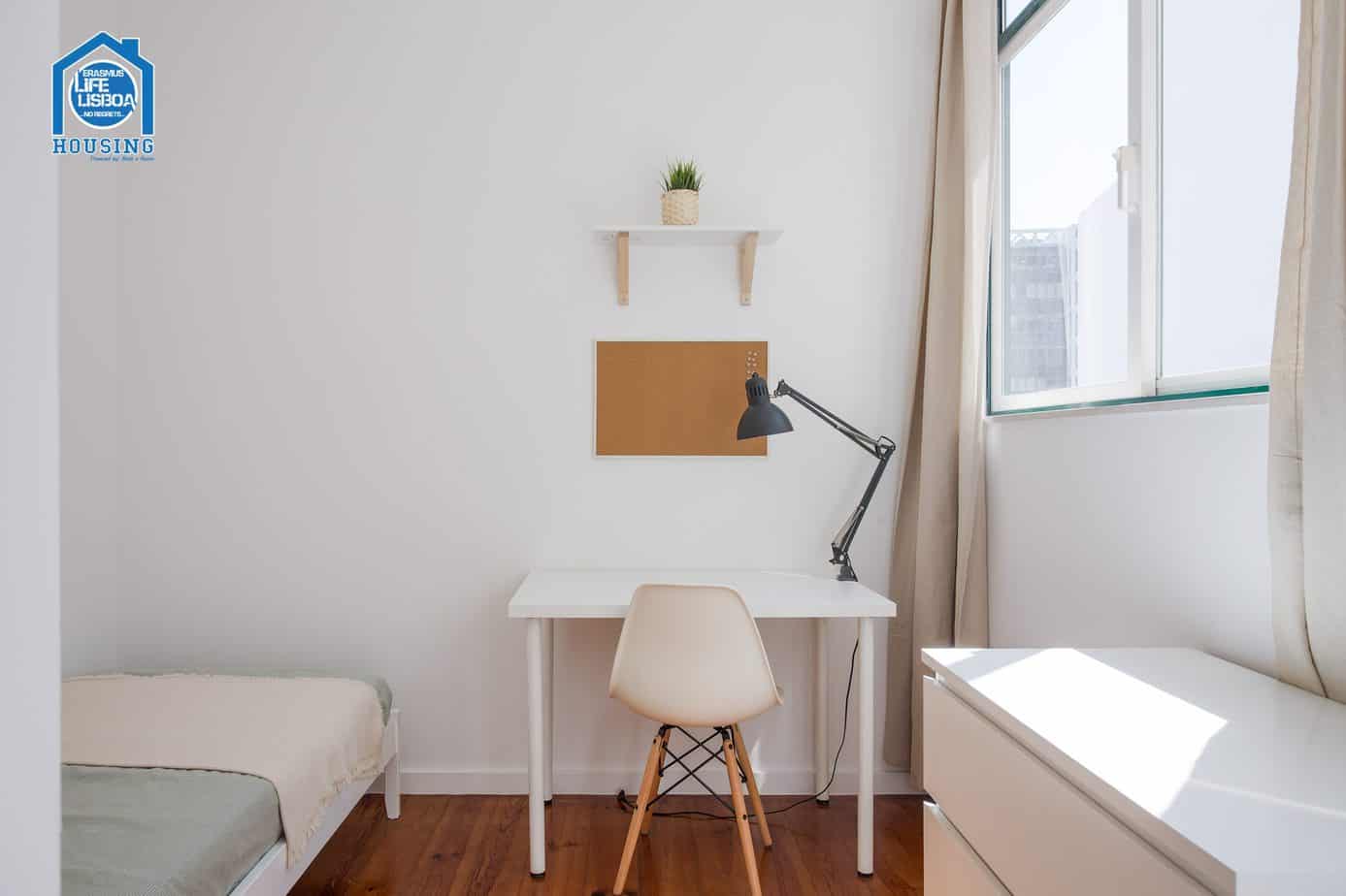 Stylish Study-Ready Room 6 in Santos-o-Velho em lisboa – foto 1 de 3