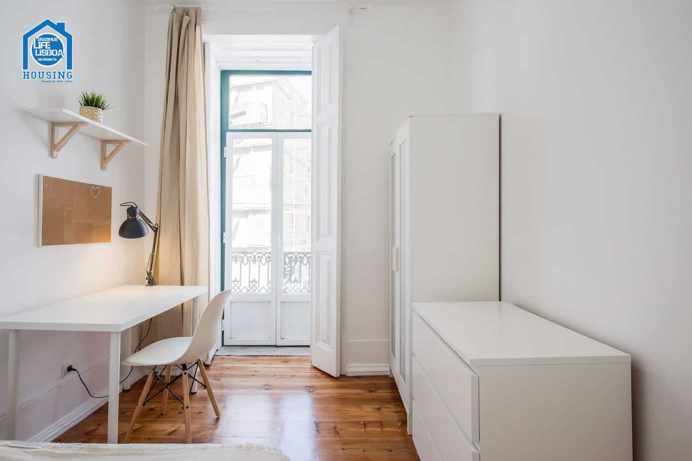 Sunny Room 2 with Desk & Wardrobe – Santos-o-Velho in Santos-o-Velho, lisboa – photo 3 of 19