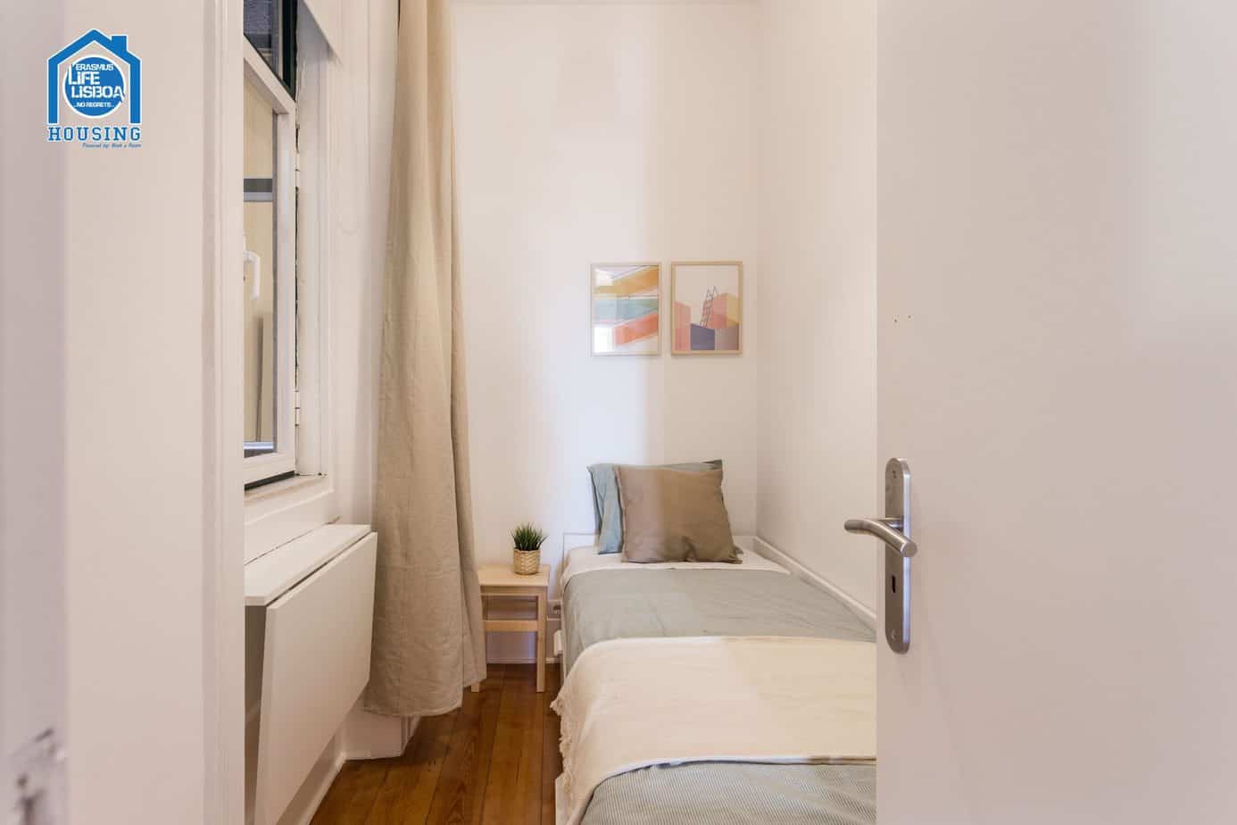 Modern & Airy Room 4 for Students in Santos-o-Velho em lisboa – foto 1 de 3