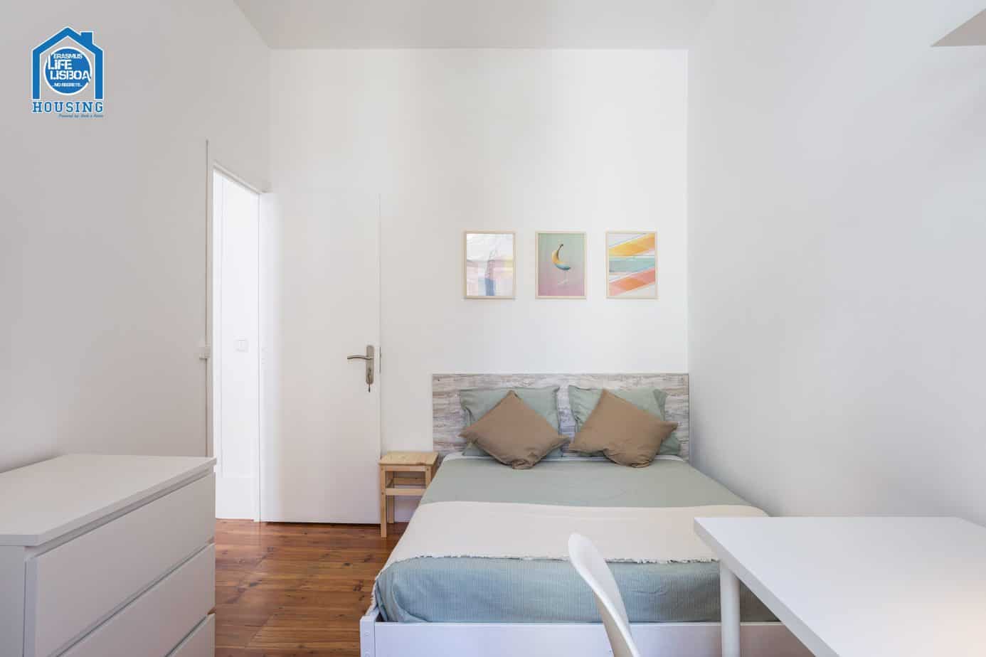 Sunny Room 2 with Desk & Wardrobe – Santos-o-Velho em lisboa – foto 1 de 4