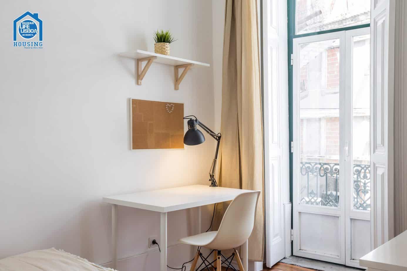 Sunny Room 2 with Desk & Wardrobe – Santos-o-Velho in Santos-o-Velho, lisboa – photo 4 of 19