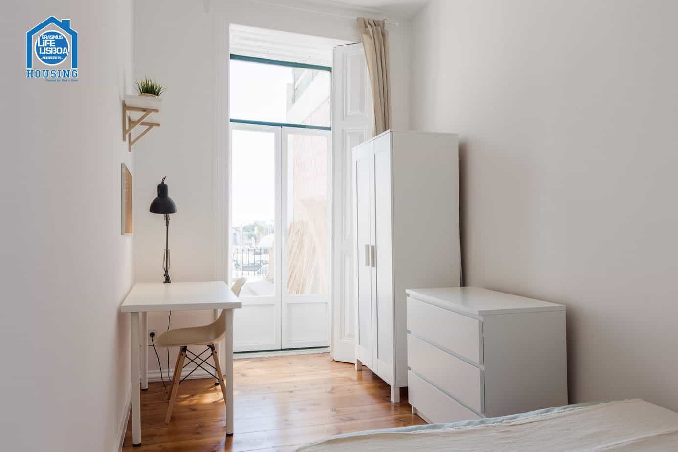 Inviting Room 5 with Natural Light – Santos-o-Velho em lisboa – foto 1 de 3