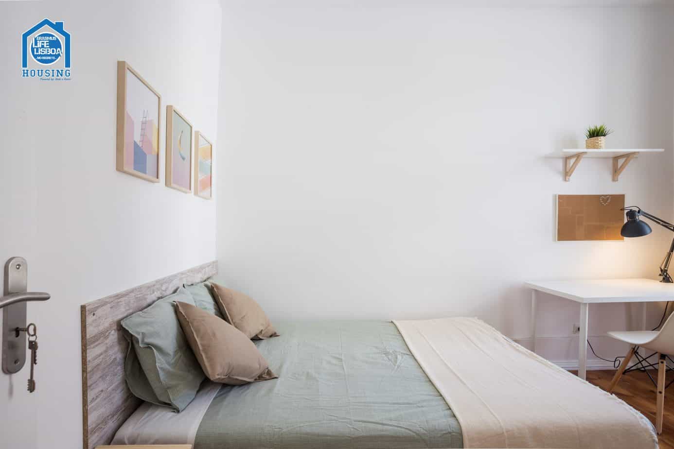 Sunny Room 2 with Desk & Wardrobe – Santos-o-Velho in Santos-o-Velho, lisboa – photo 2 of 19