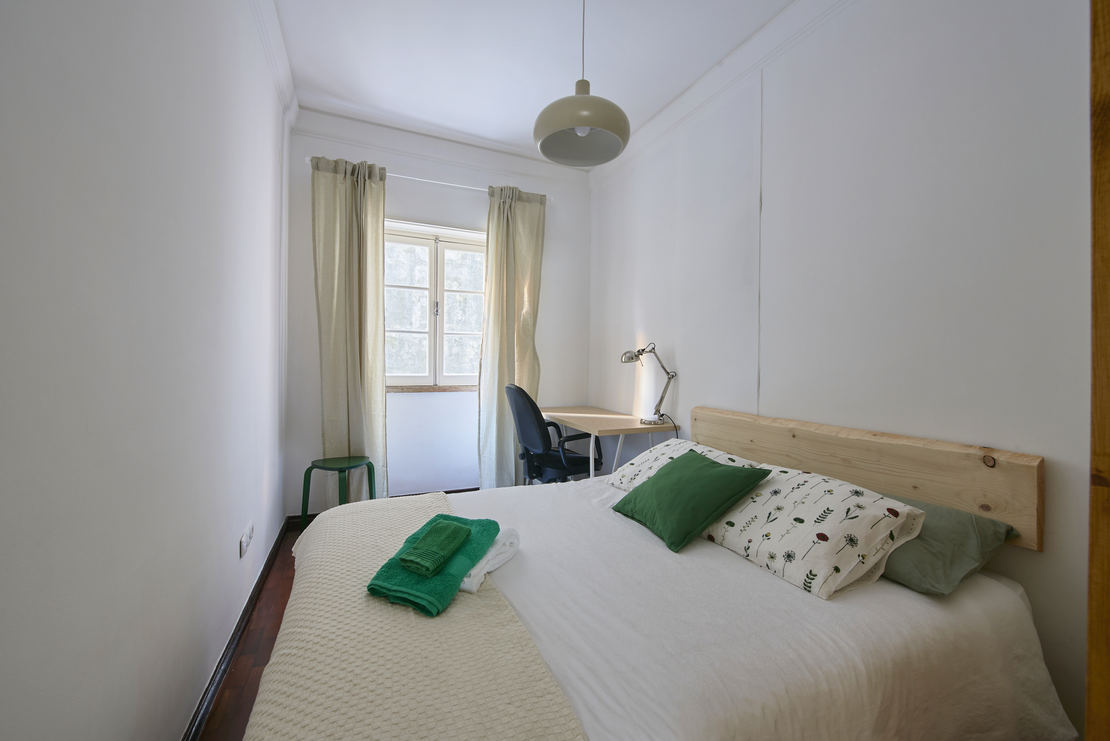 Bedroom with desk in a shared apartment in Arroios in Arroios, lisboa – photo 2 of 23