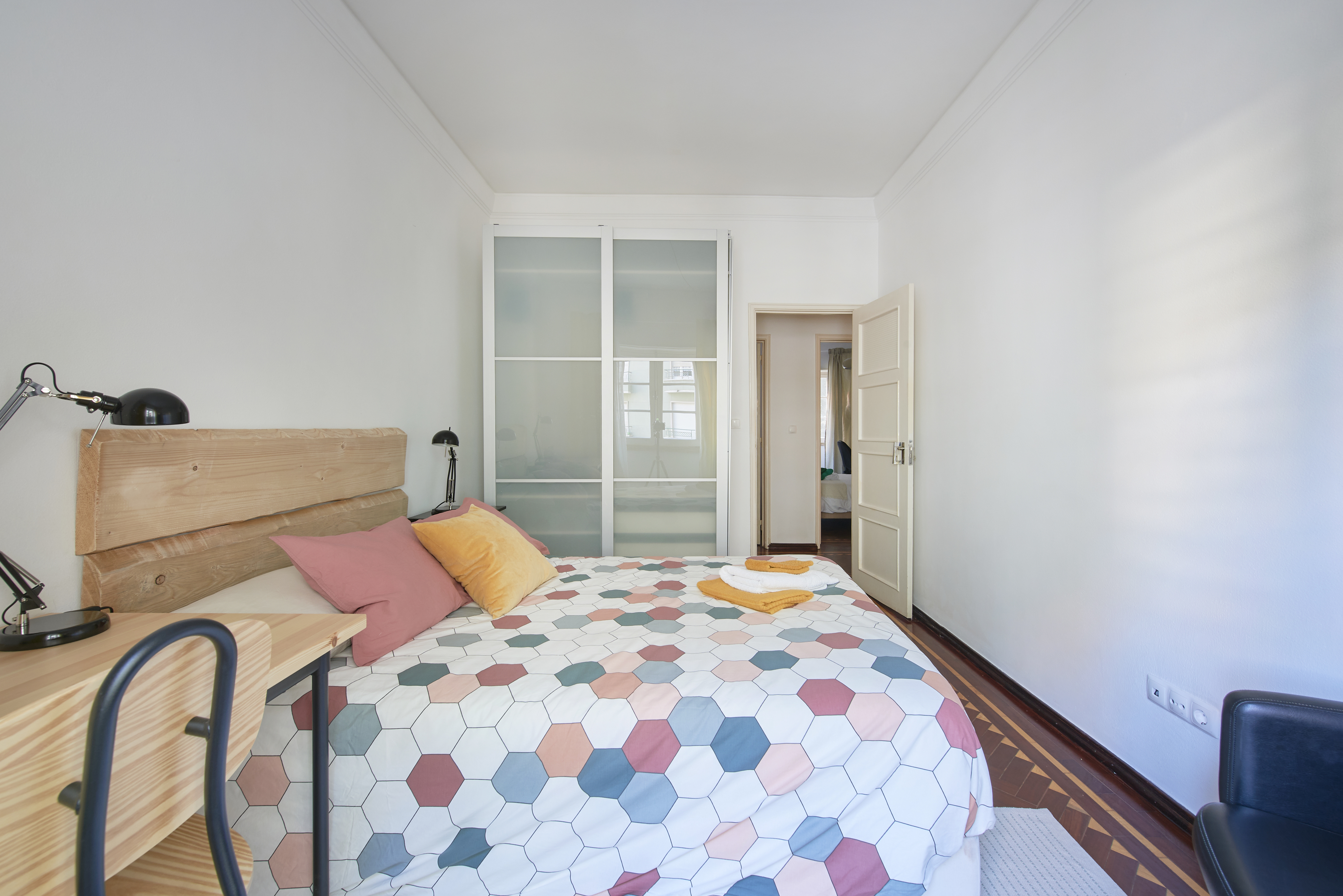 Luminous bedroom in Arroios in Arroios, lisboa – photo 4 of 25